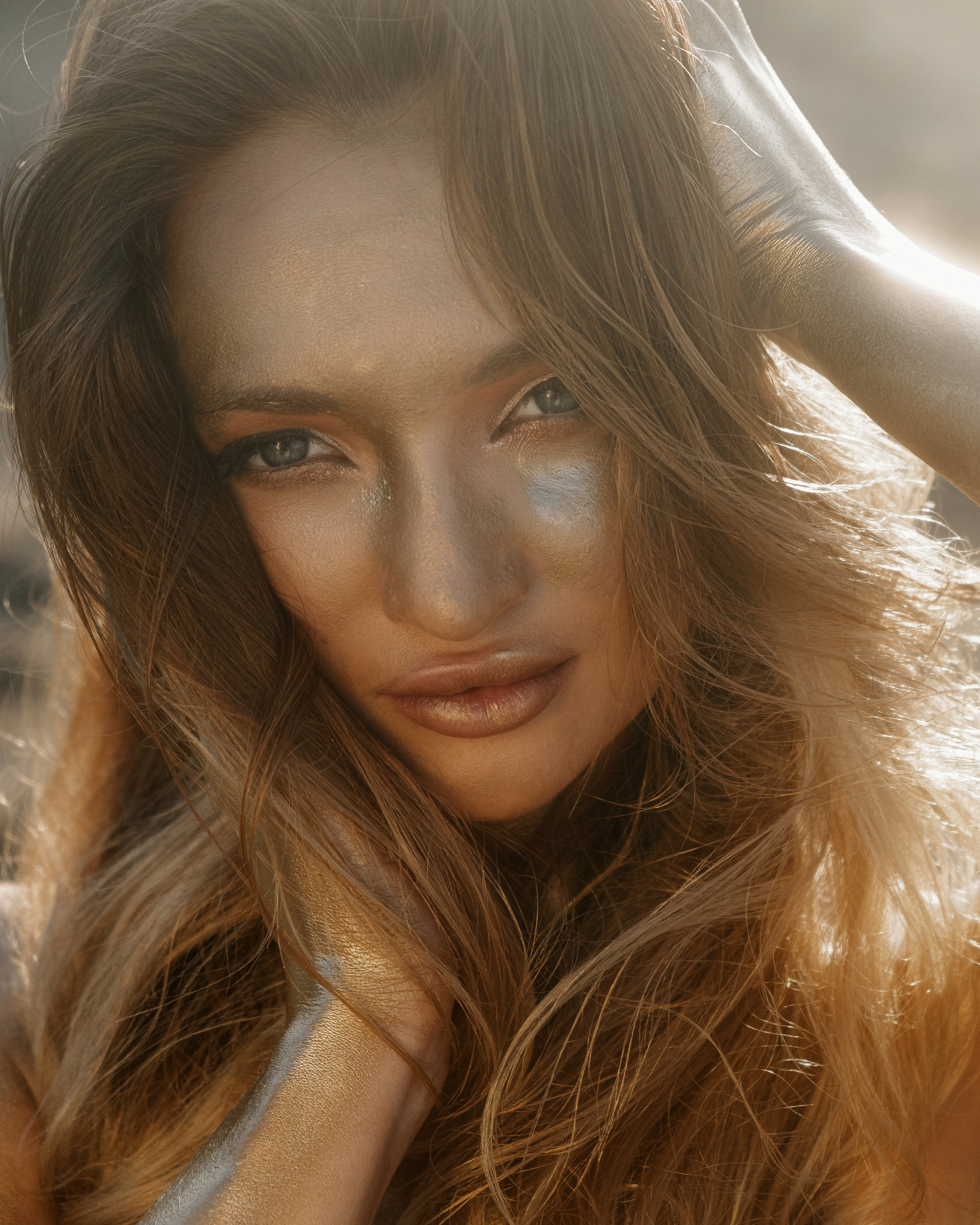 Фотосессия девушки в золотой краске на пляже