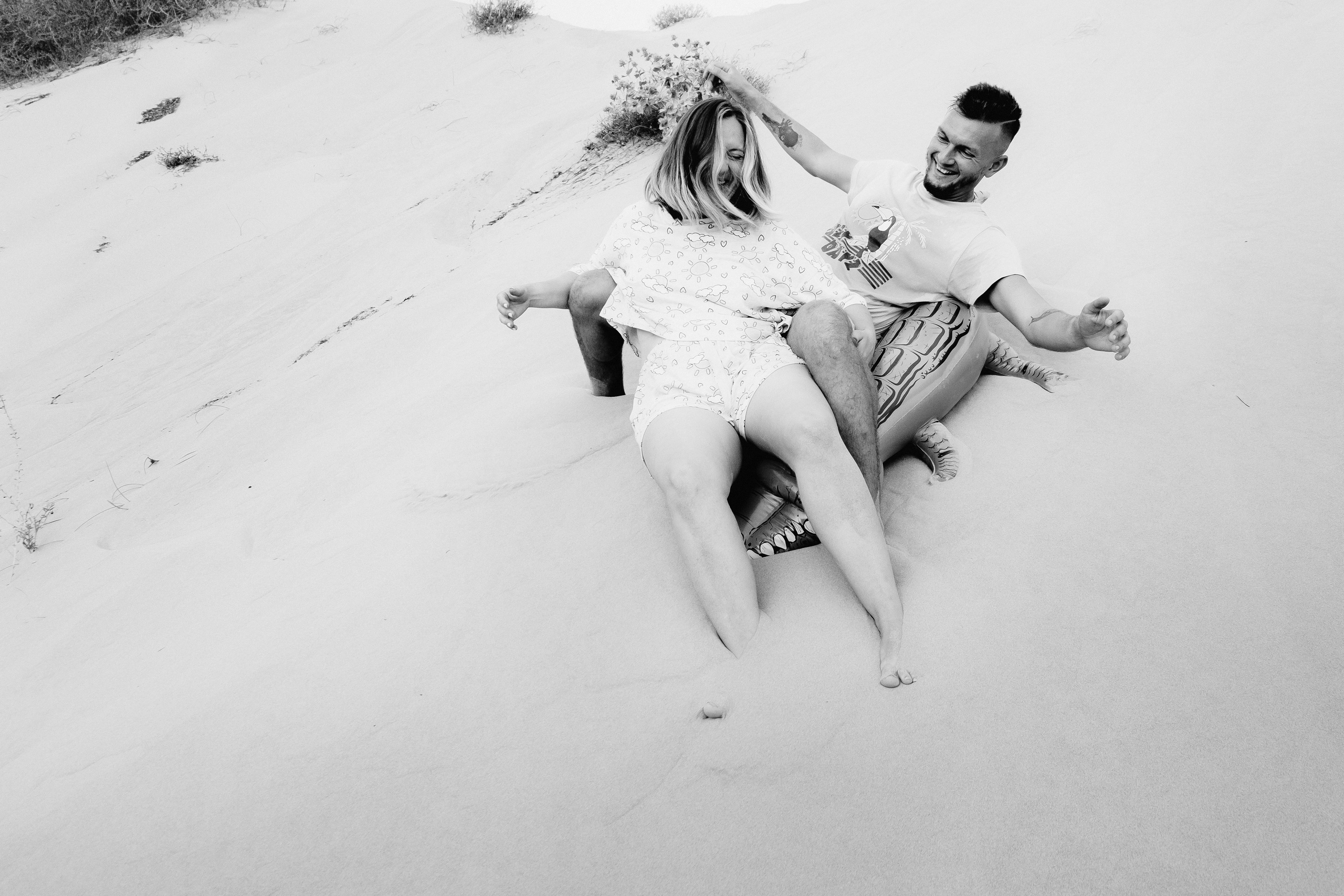 Crazy love story on the beach with an inflatable crocodile