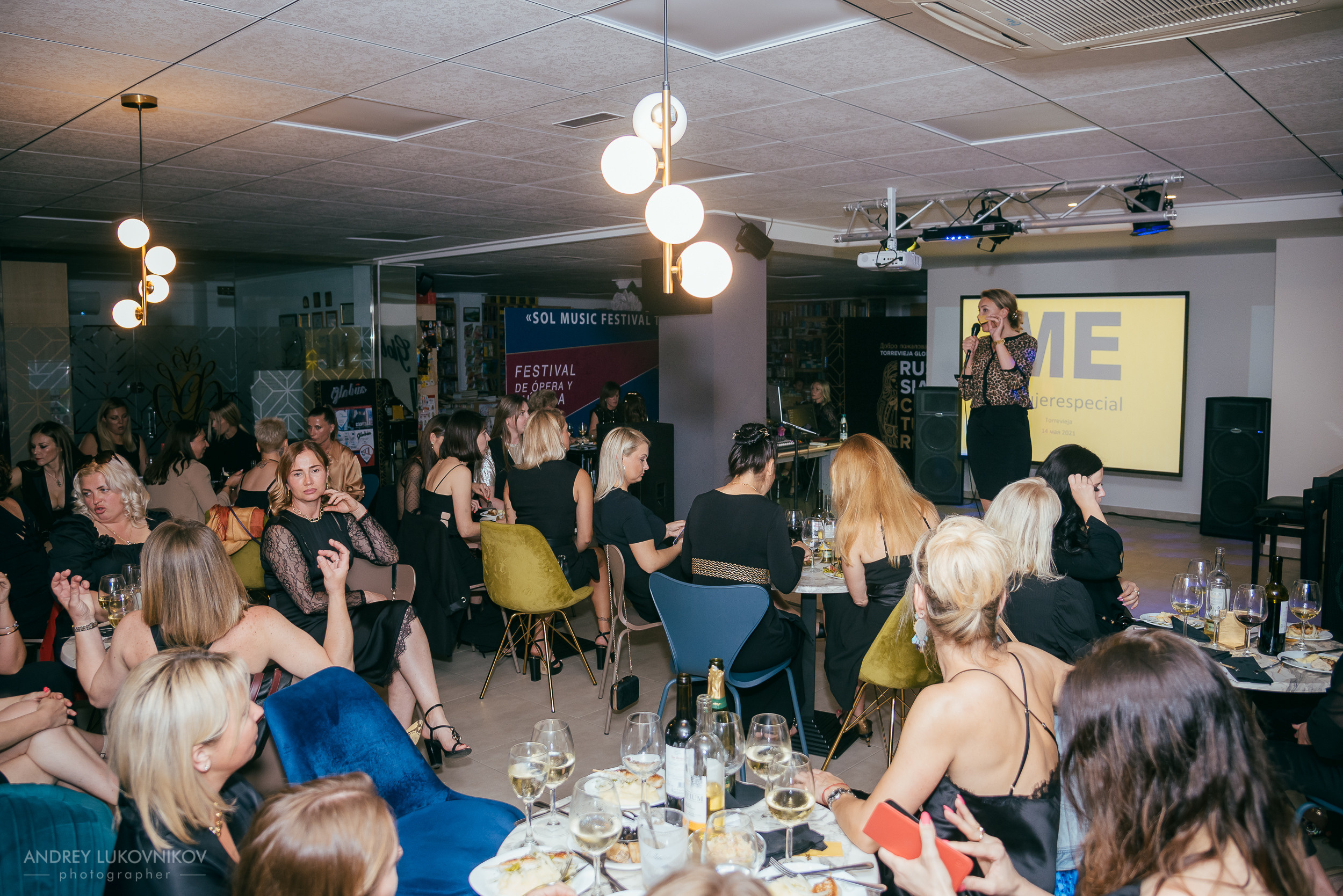 Fiesta privada en un club de mujeres en Torrevieja | Fotógrafo de reportajes en España, Andrey Lukovnikov