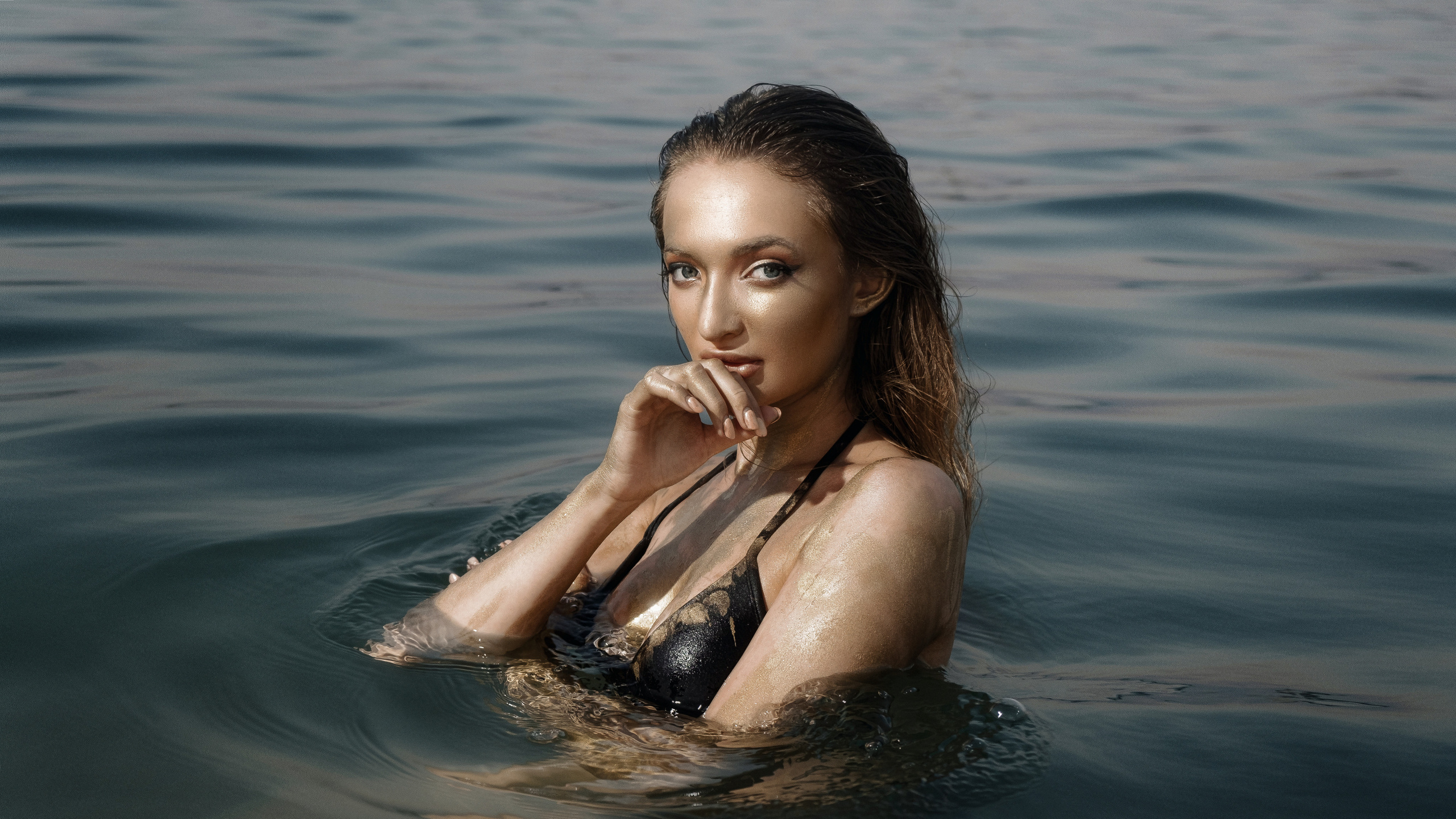 Фотосессия девушки в золотой краске на пляже