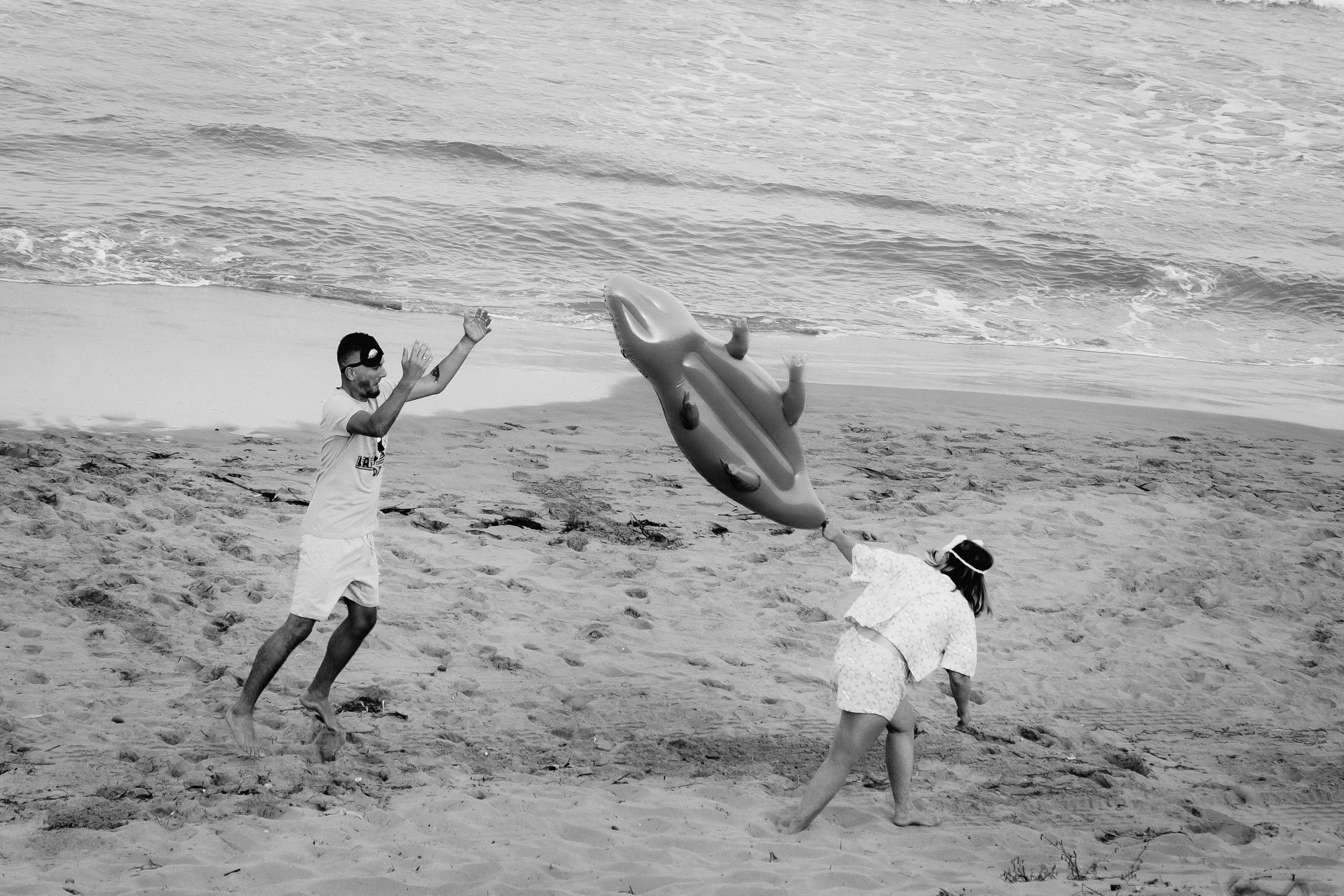 Crazy love story on the beach with an inflatable crocodile