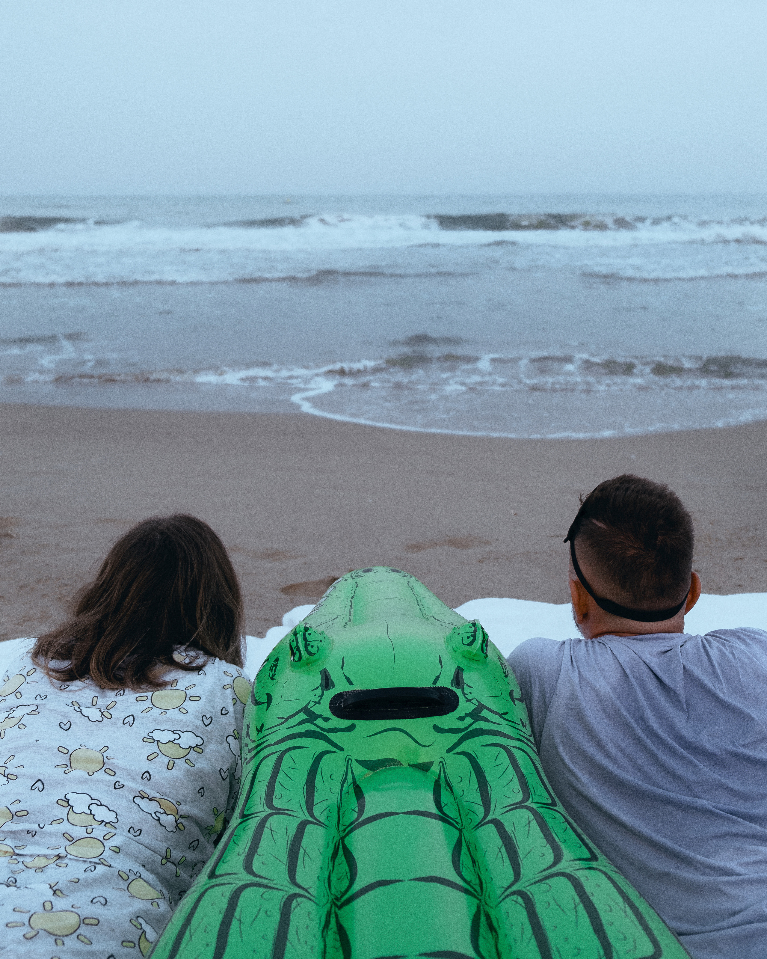 Crazy love story on the beach with an inflatable crocodile