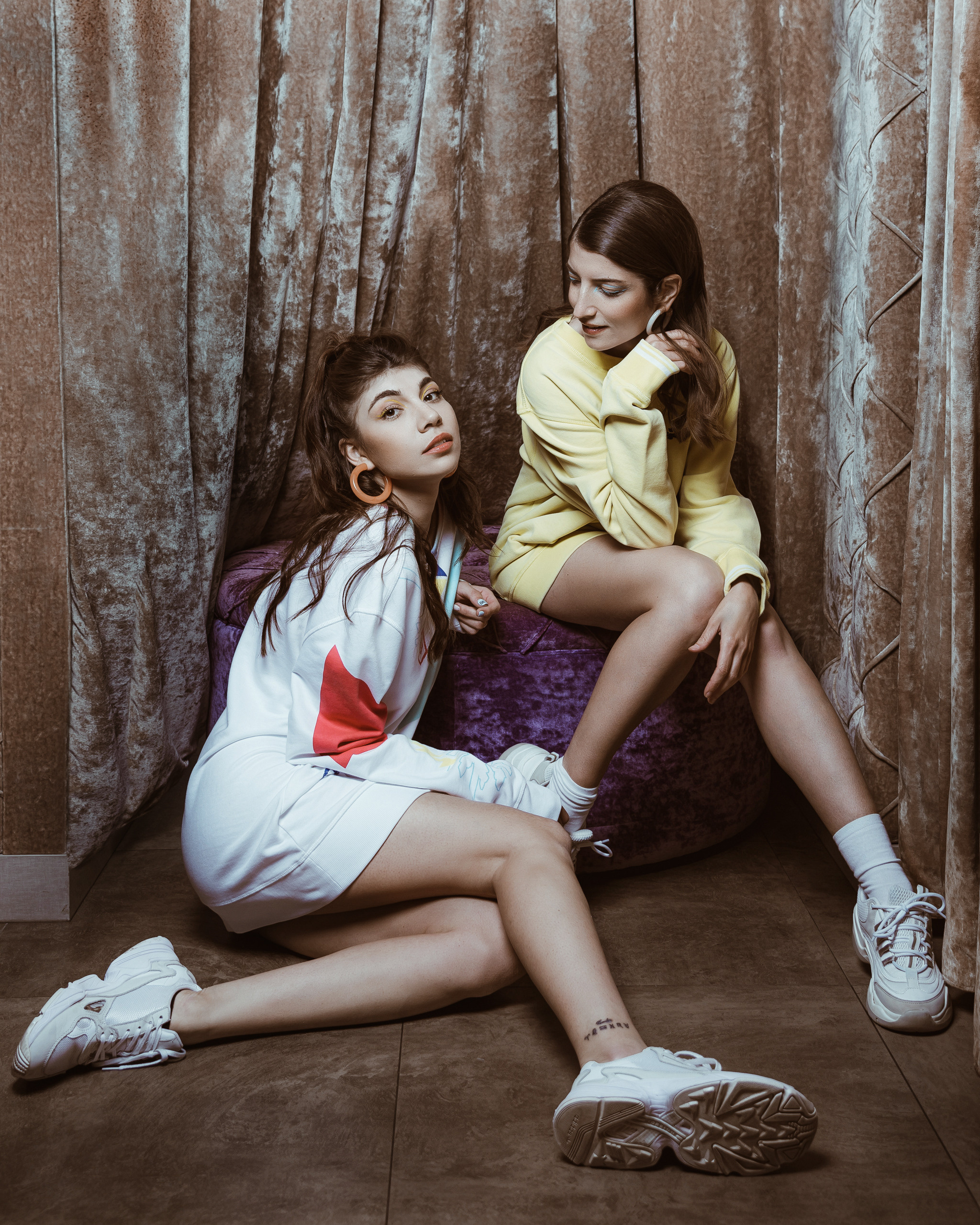 Фотосессия девушек в примерочной магазина Via di Milano