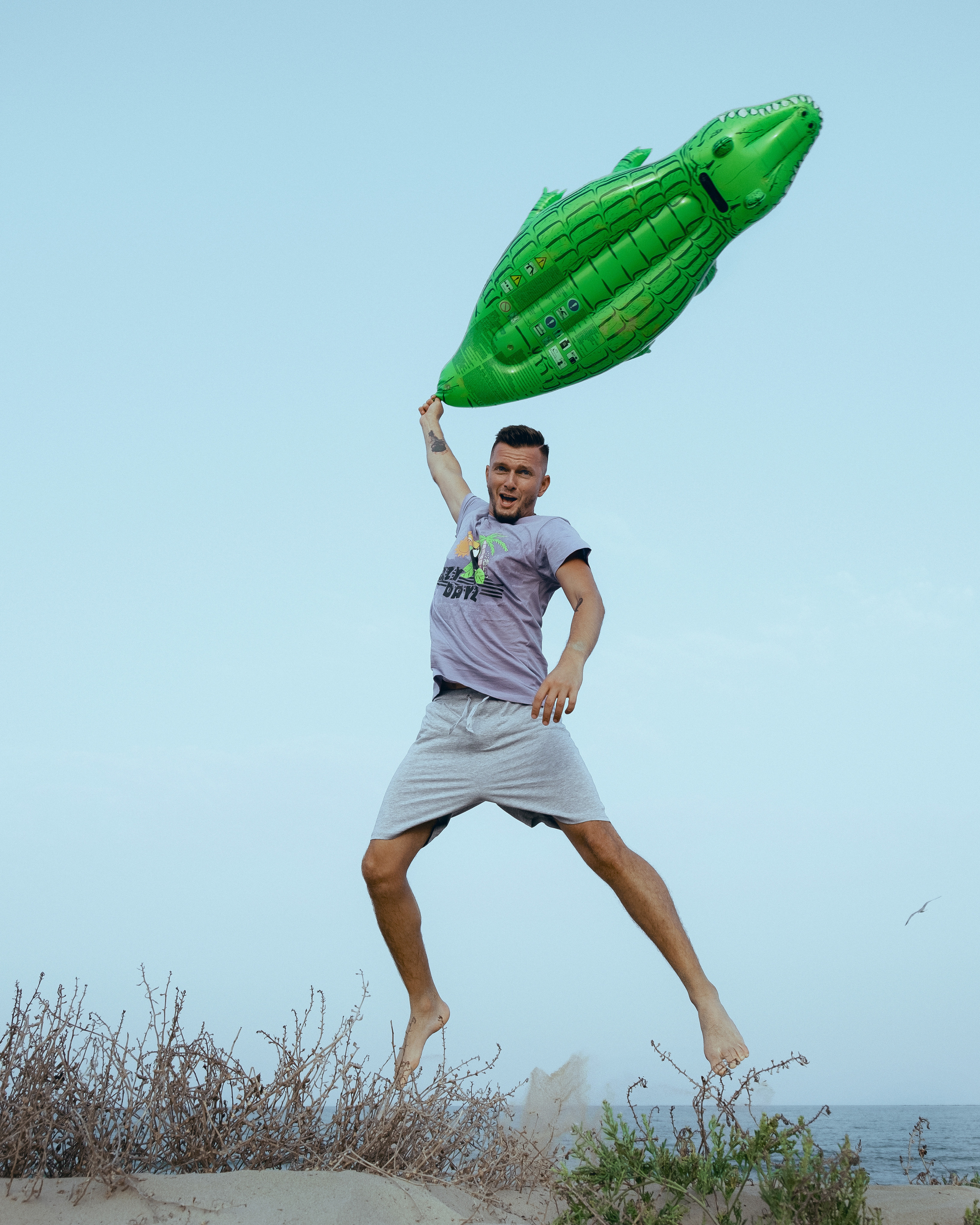 Crazy love story on the beach with an inflatable crocodile