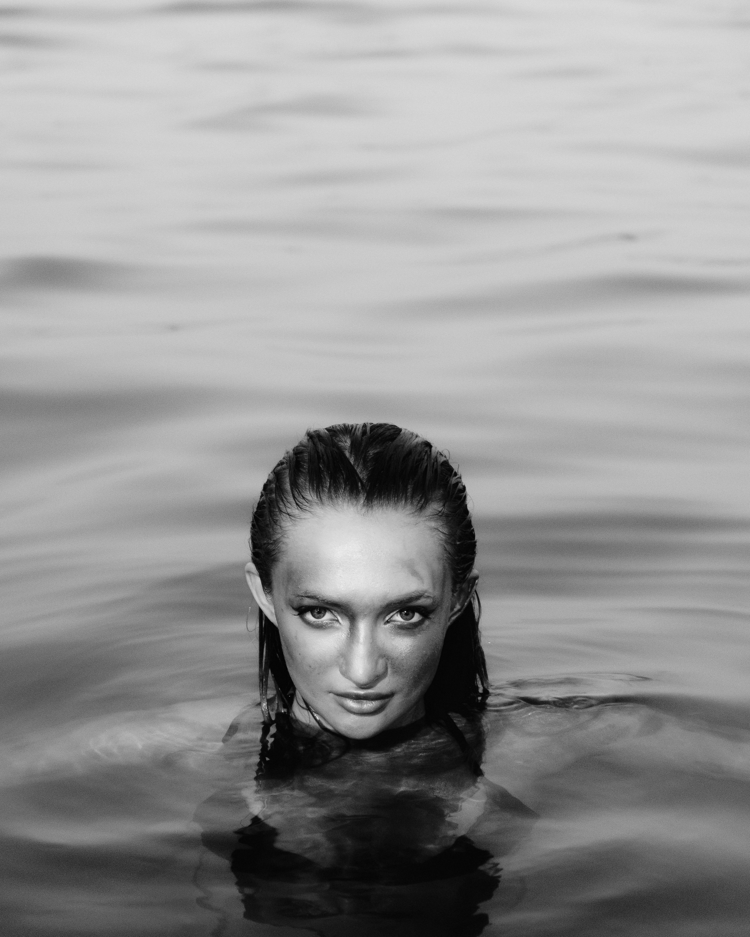 Фотосессия девушки в золотой краске на пляже