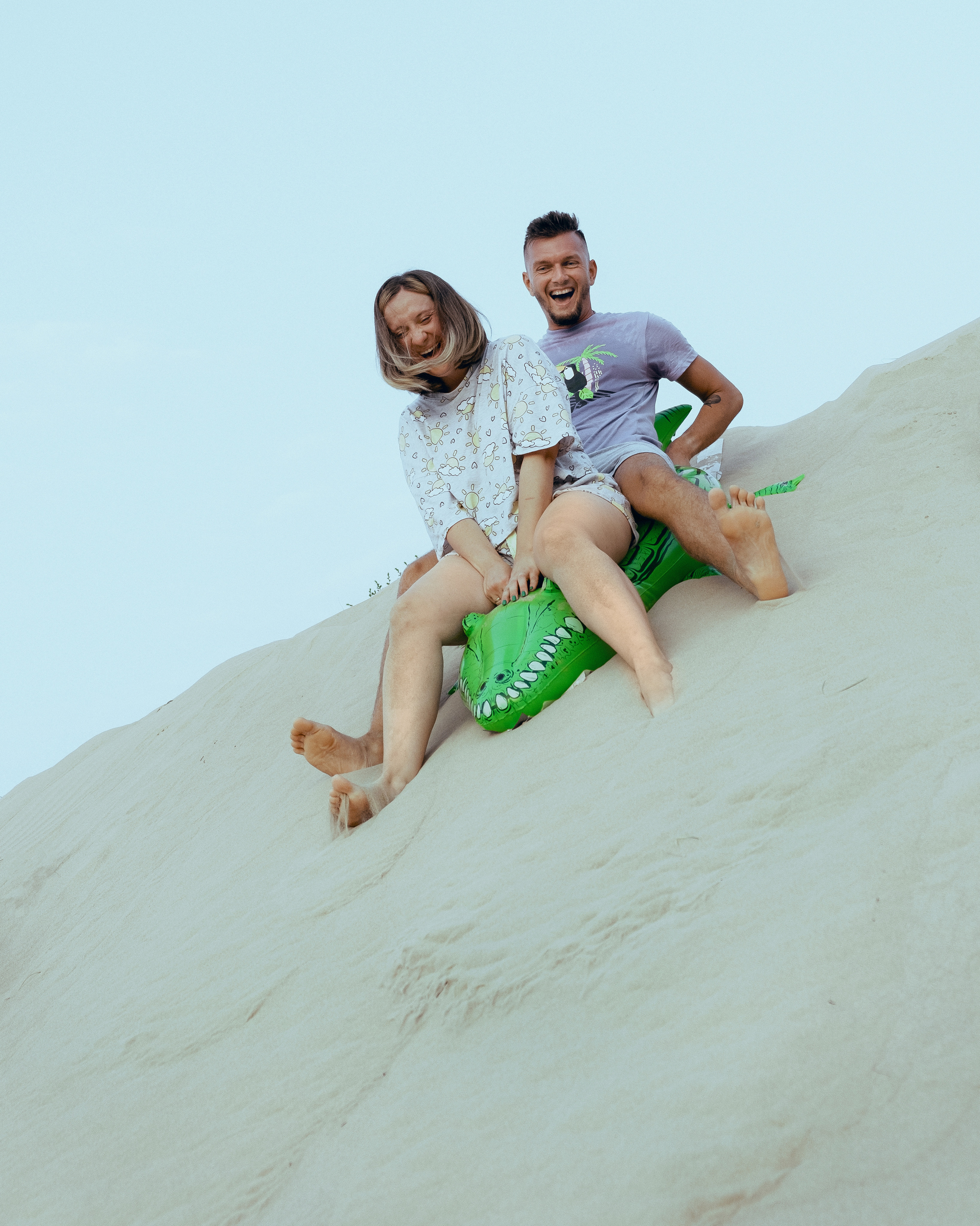 Crazy love story on the beach with an inflatable crocodile