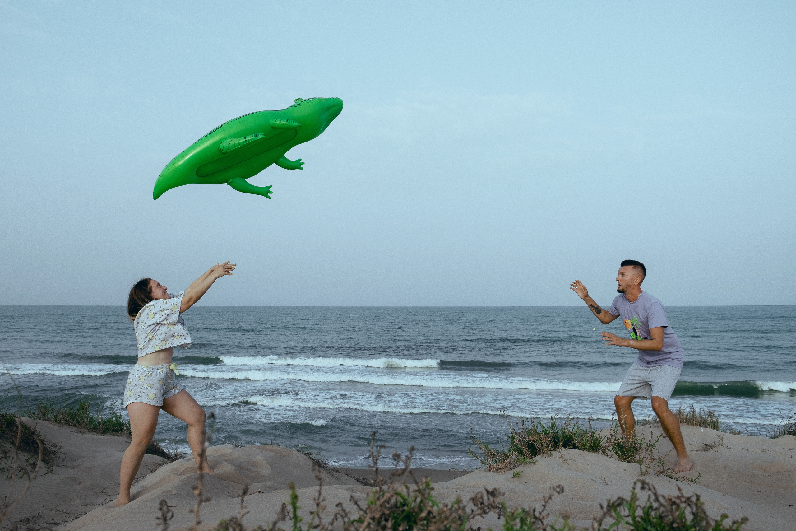 Crazy love story on the beach with an inflatable crocodile
