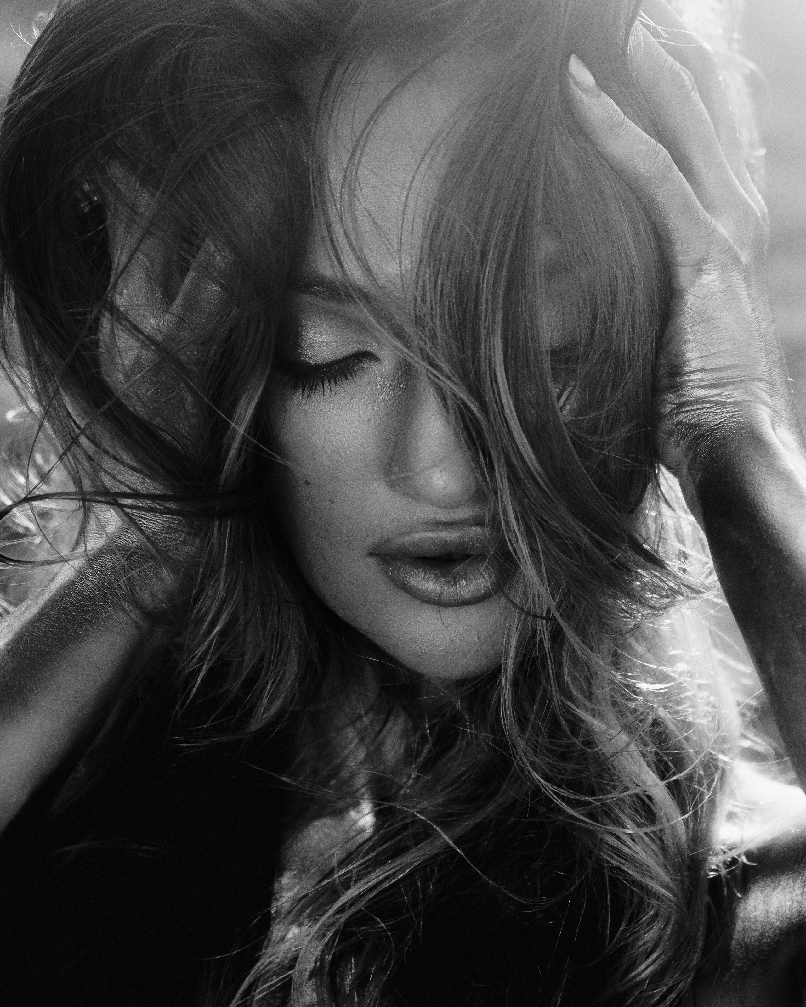 Фотосессия девушки в золотой краске на пляже