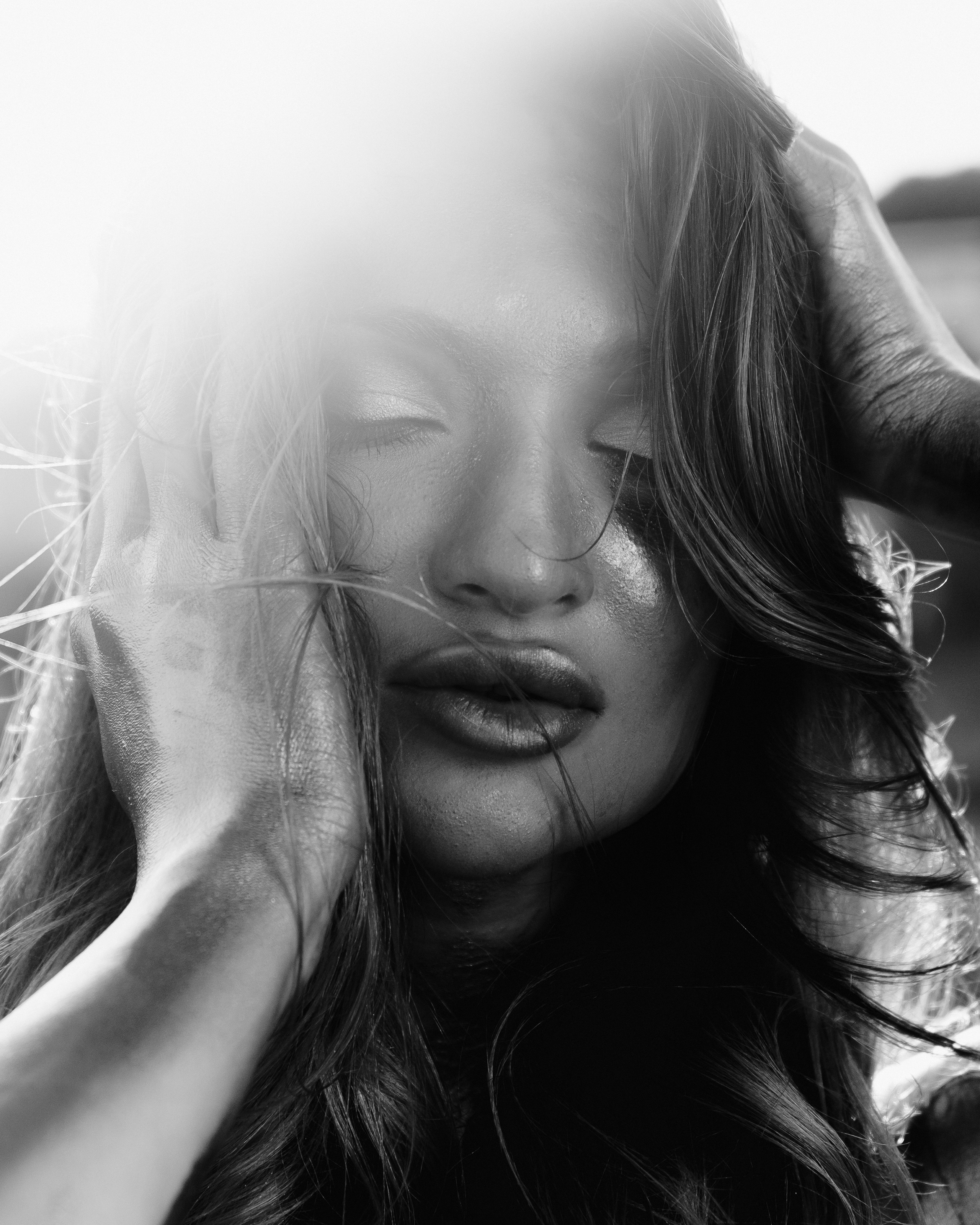 Фотосессия девушки в золотой краске на пляже