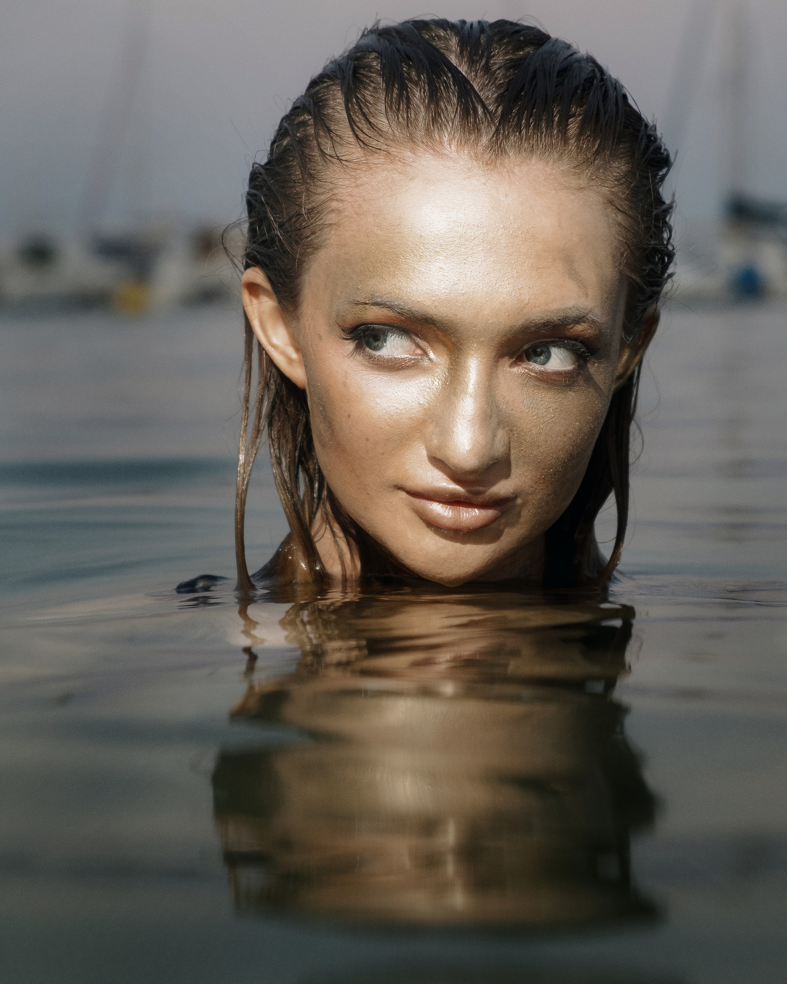 Фотосессия девушки в золотой краске на пляже