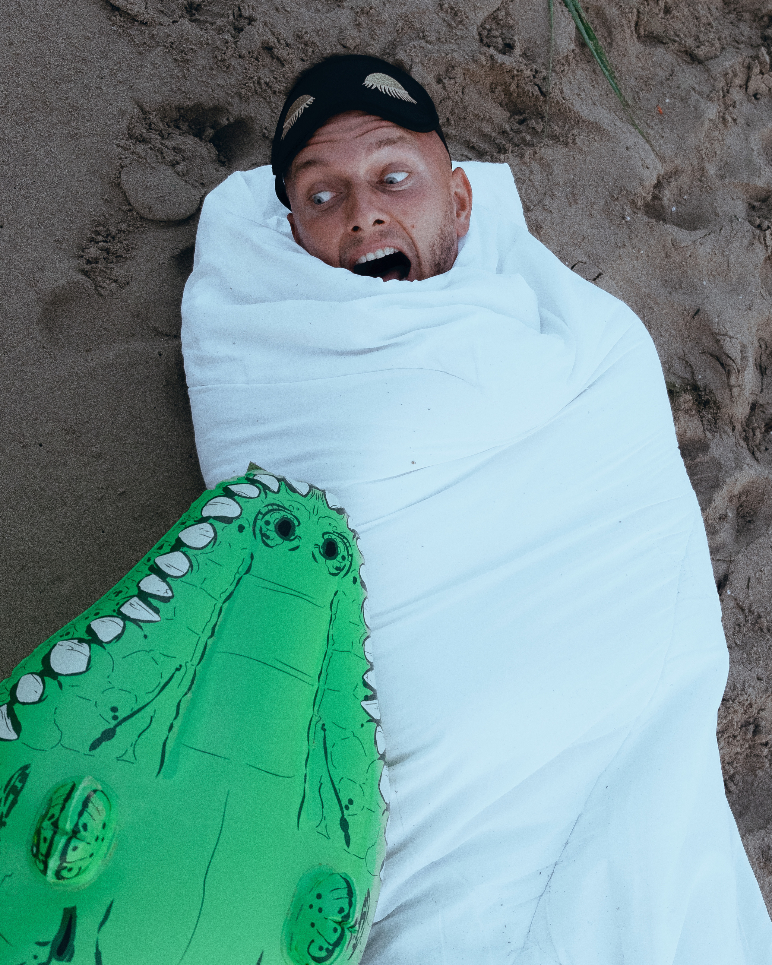Crazy love story on the beach with an inflatable crocodile