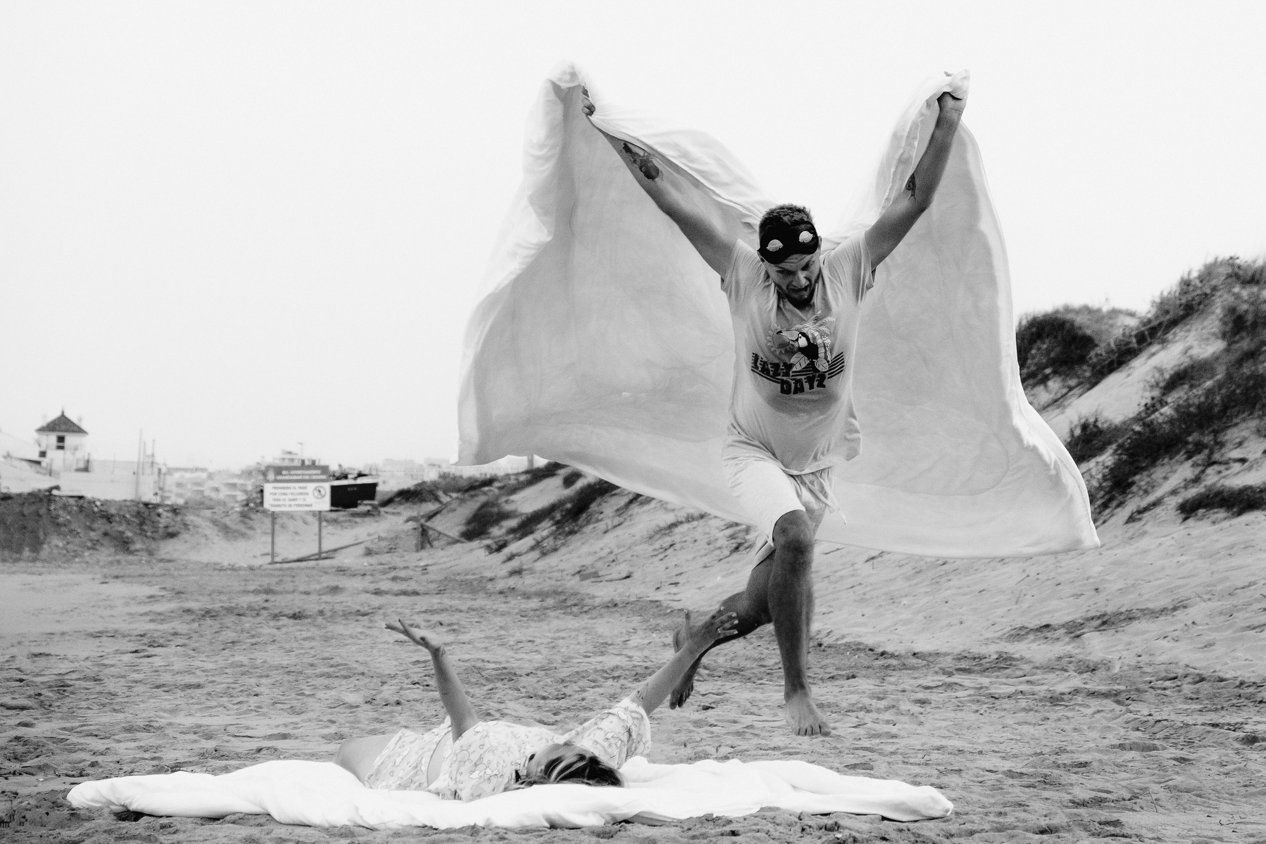 Crazy love story on the beach with an inflatable crocodile