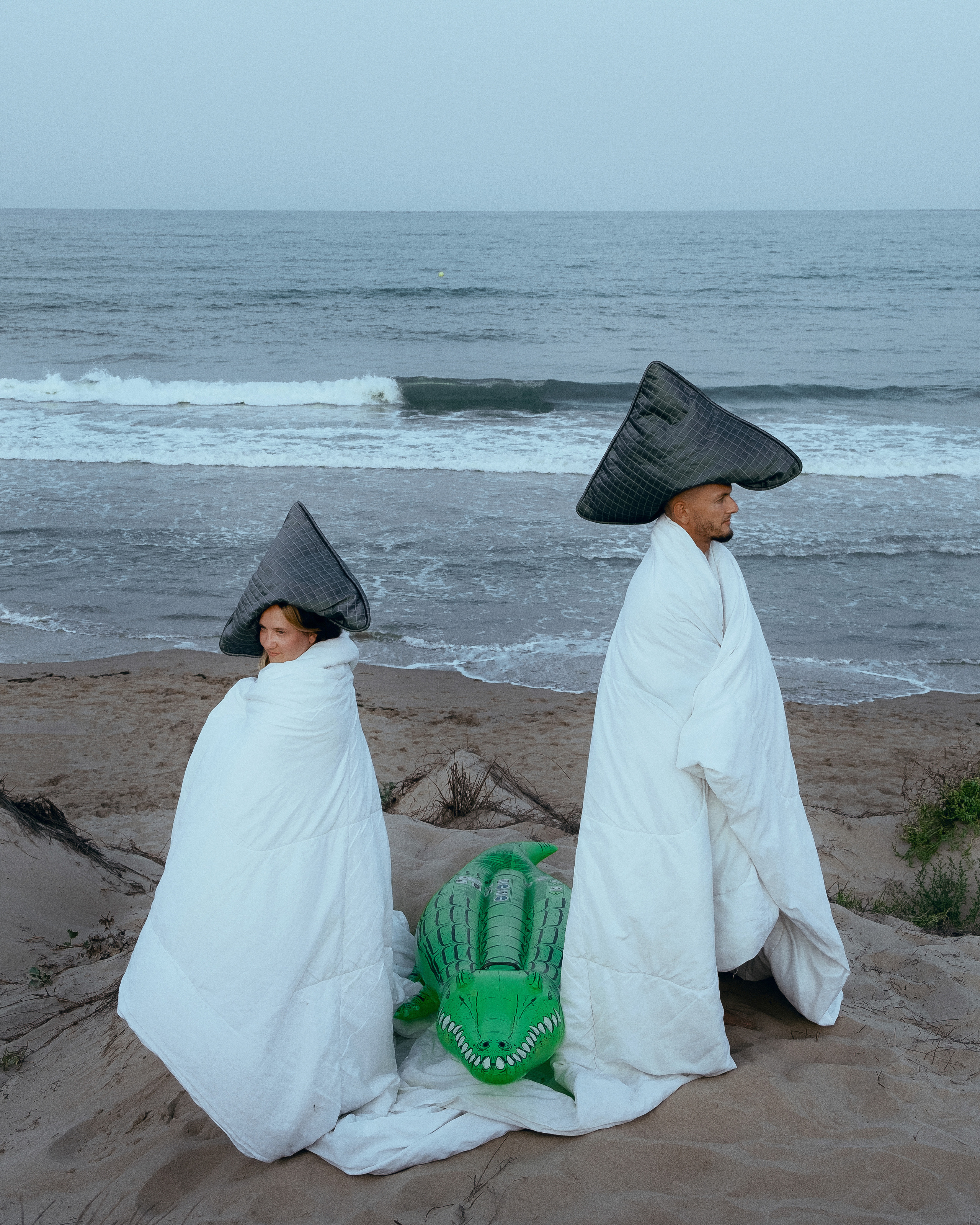 Crazy love story on the beach with an inflatable crocodile