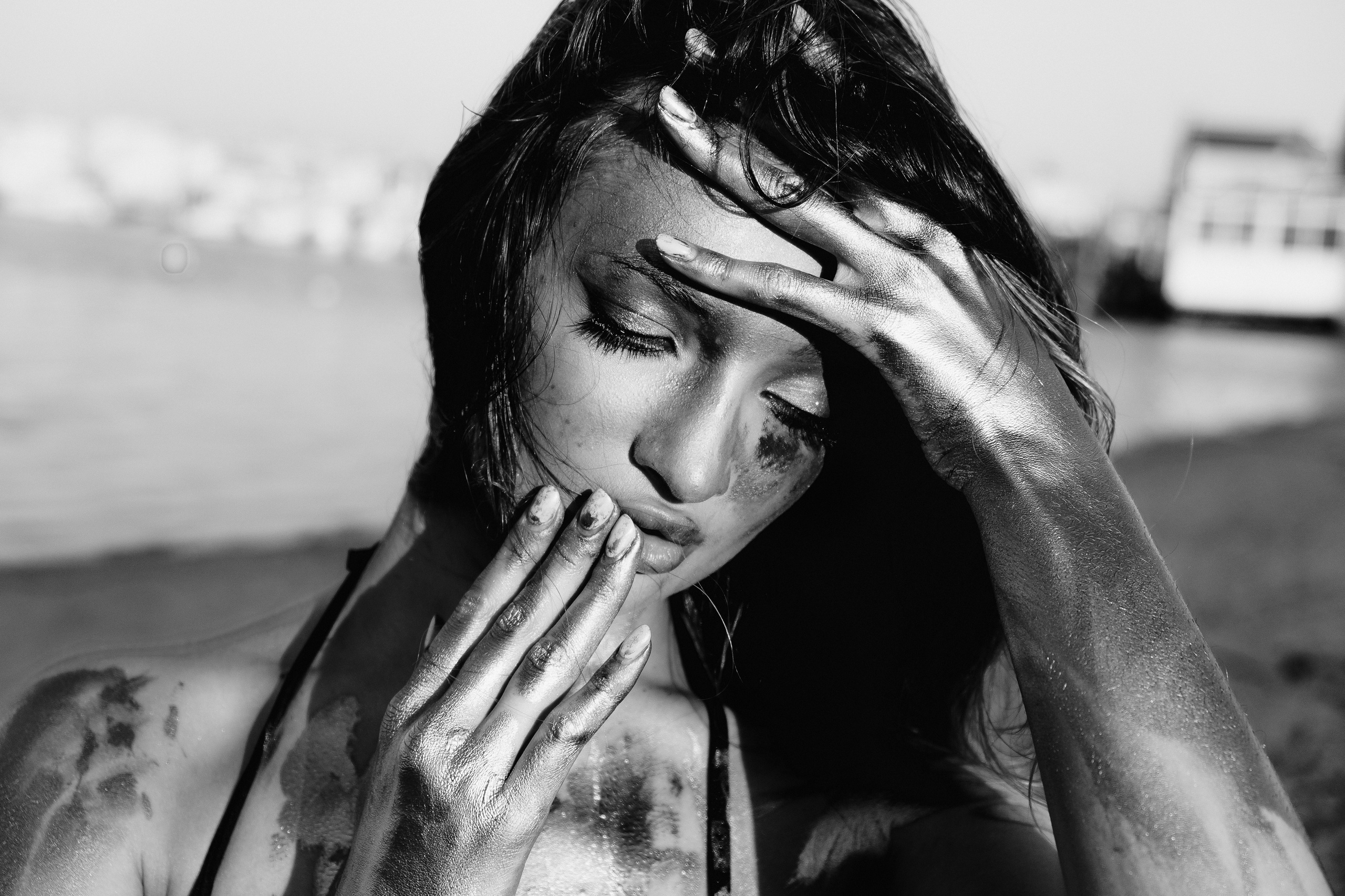 Фотосессия девушки в золотой краске на пляже