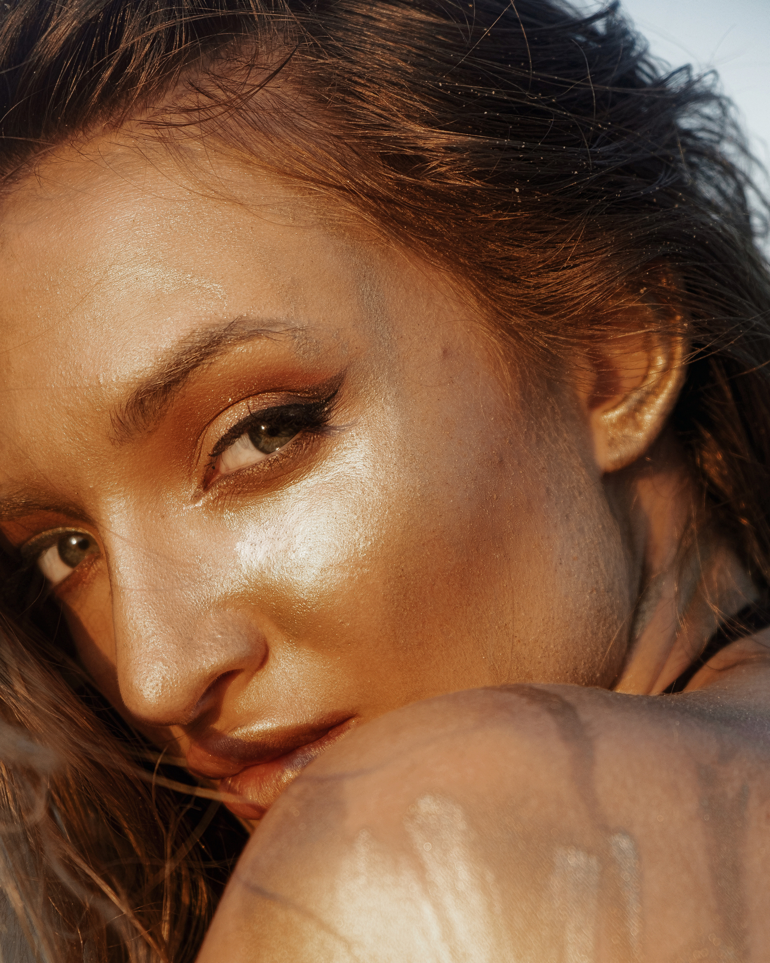 Фотосессия девушки в золотой краске на пляже