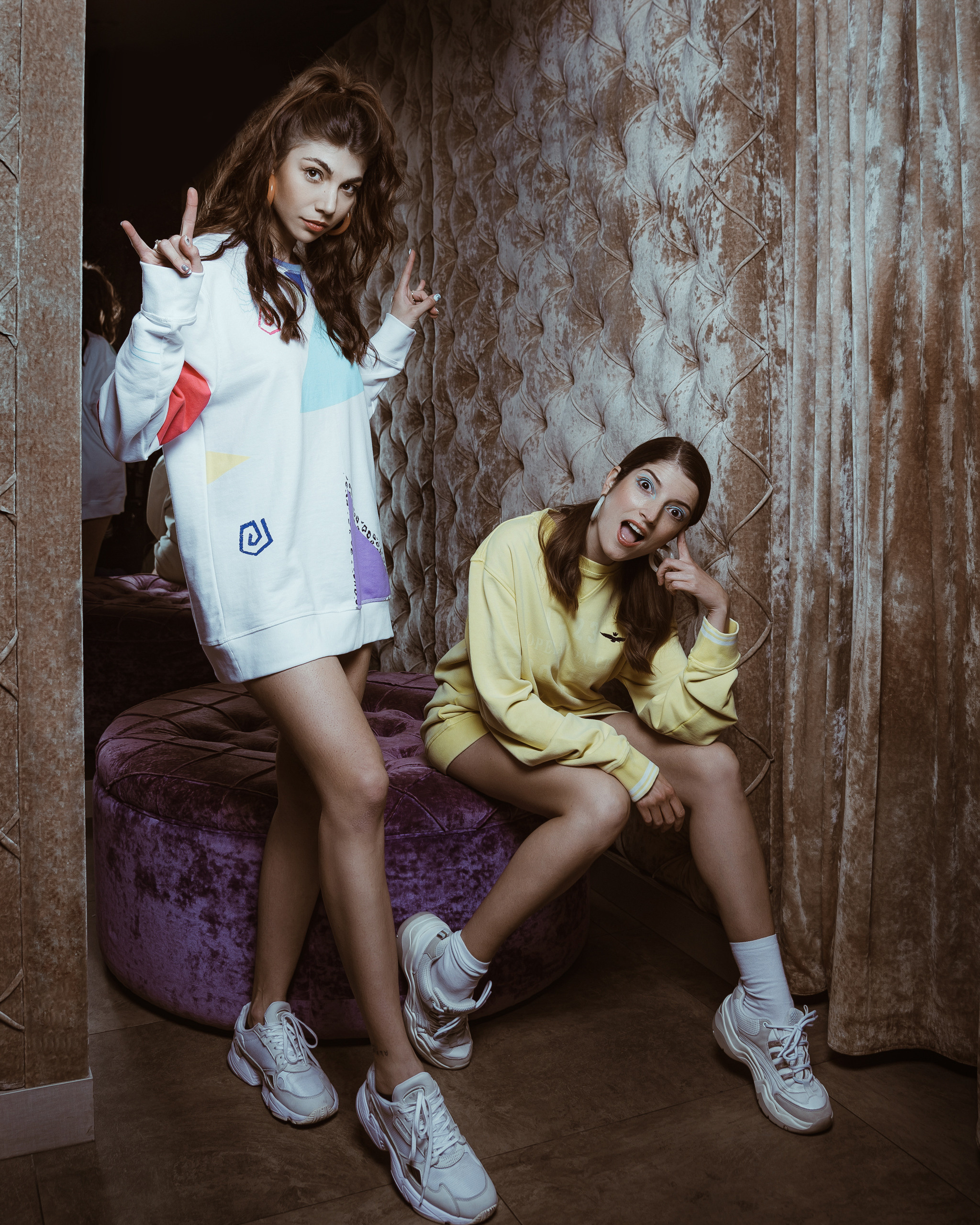 Фотосессия девушек в примерочной магазина Via di Milano