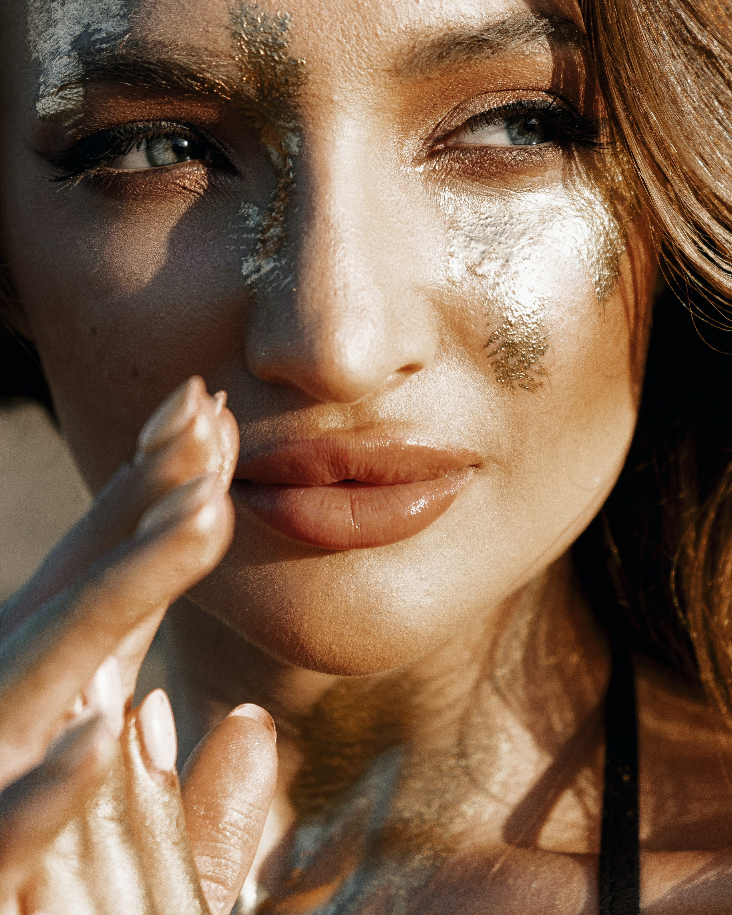 Фотосессия девушки в золотой краске на пляже