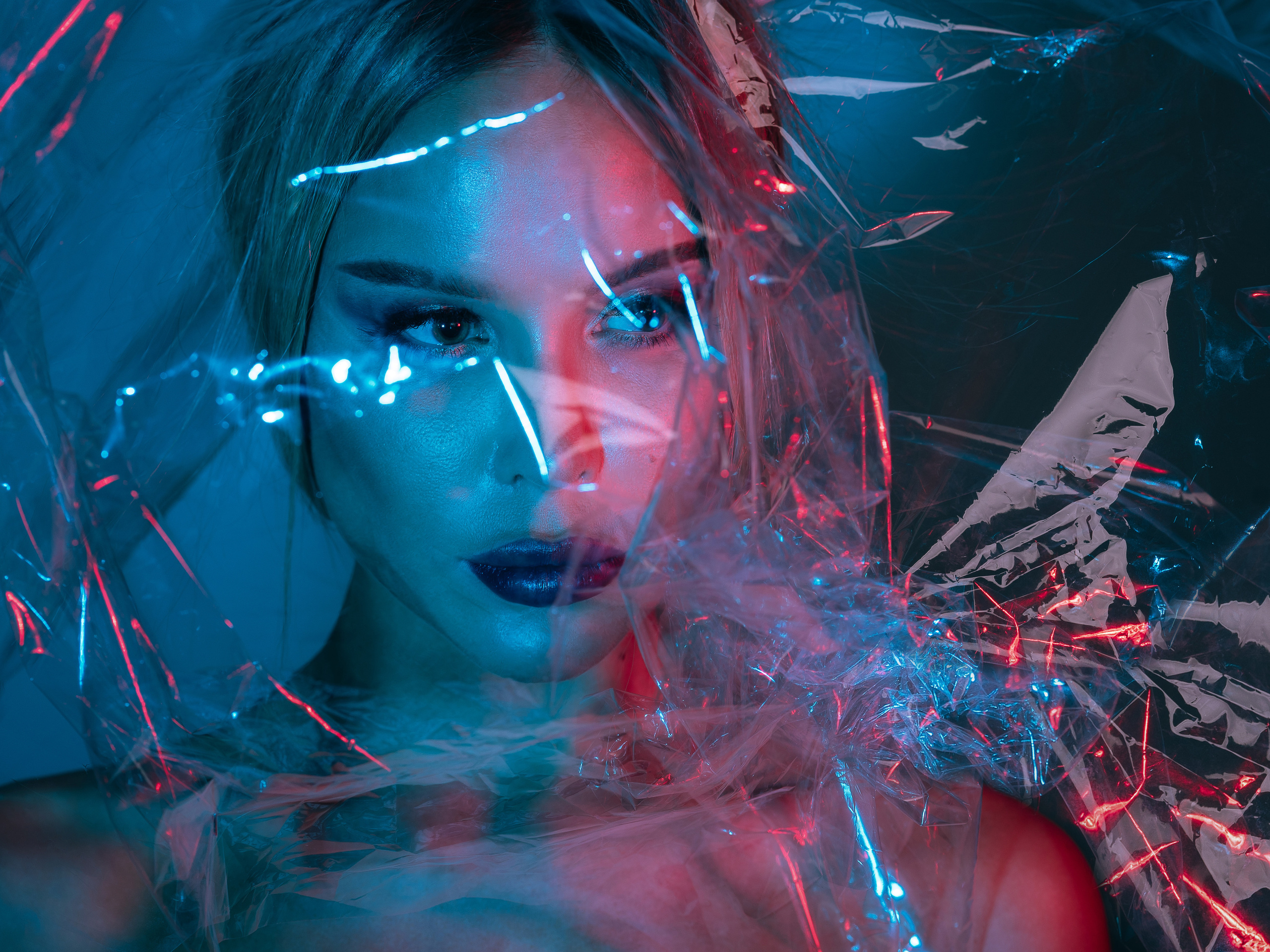 Студийная фотосессия в полиэтиленовой пленке