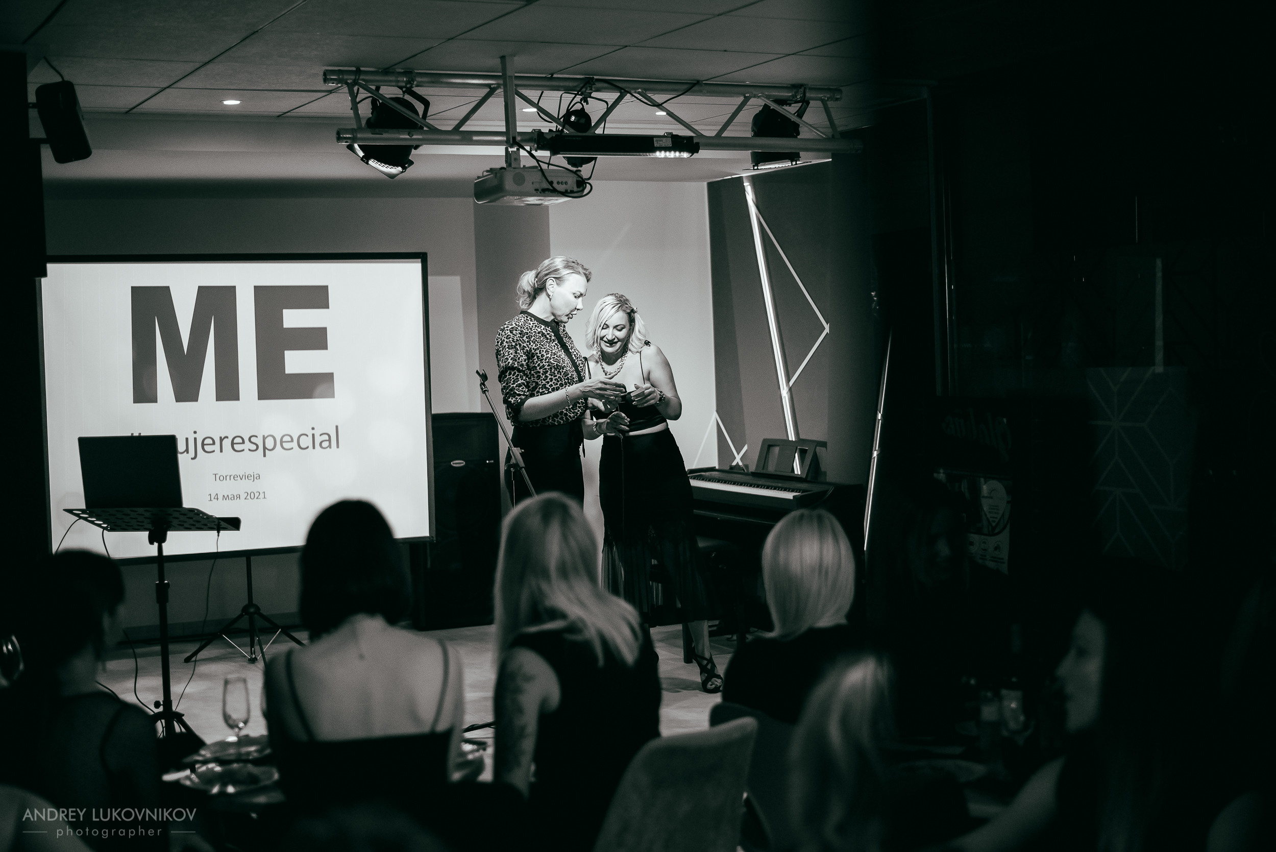 Fiesta privada en un club de mujeres en Torrevieja | Fotógrafo de reportajes en España, Andrey Lukovnikov