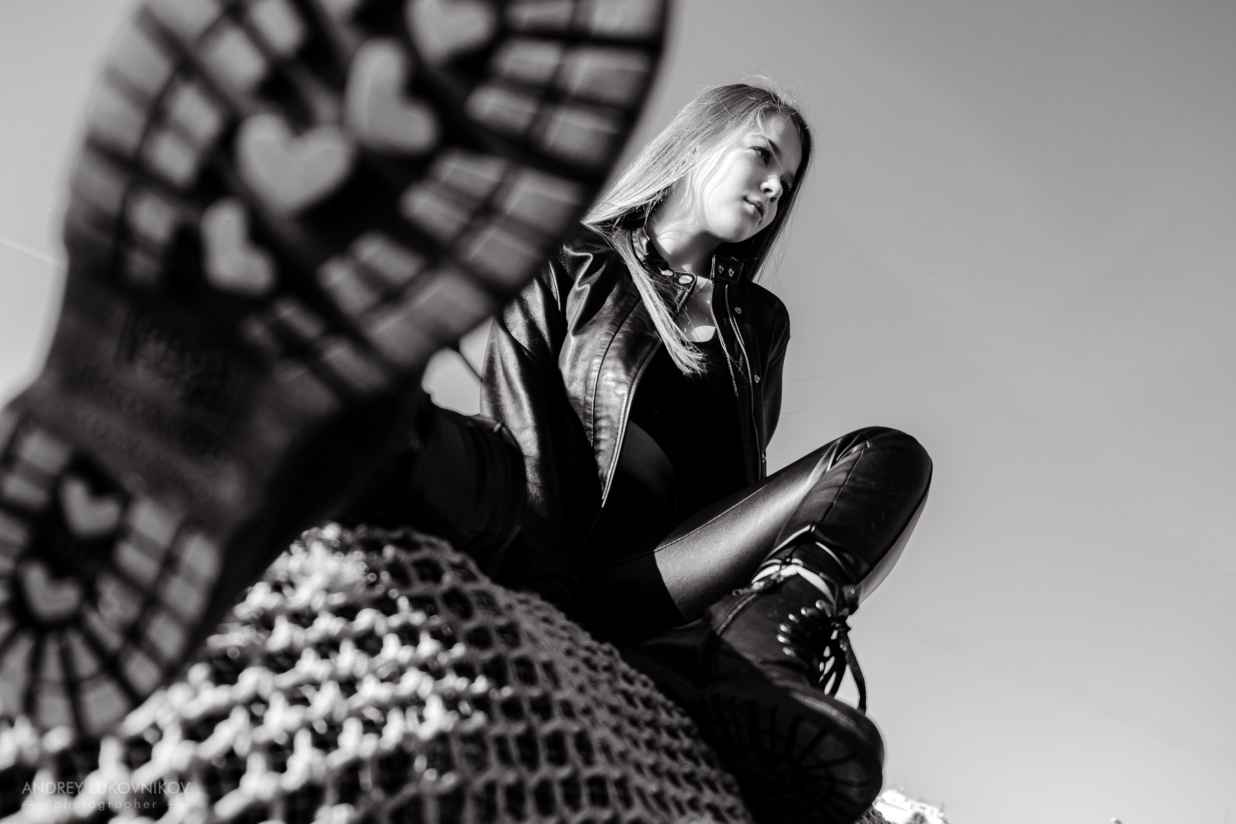 Photo session for a young model in the port of Torrevieja