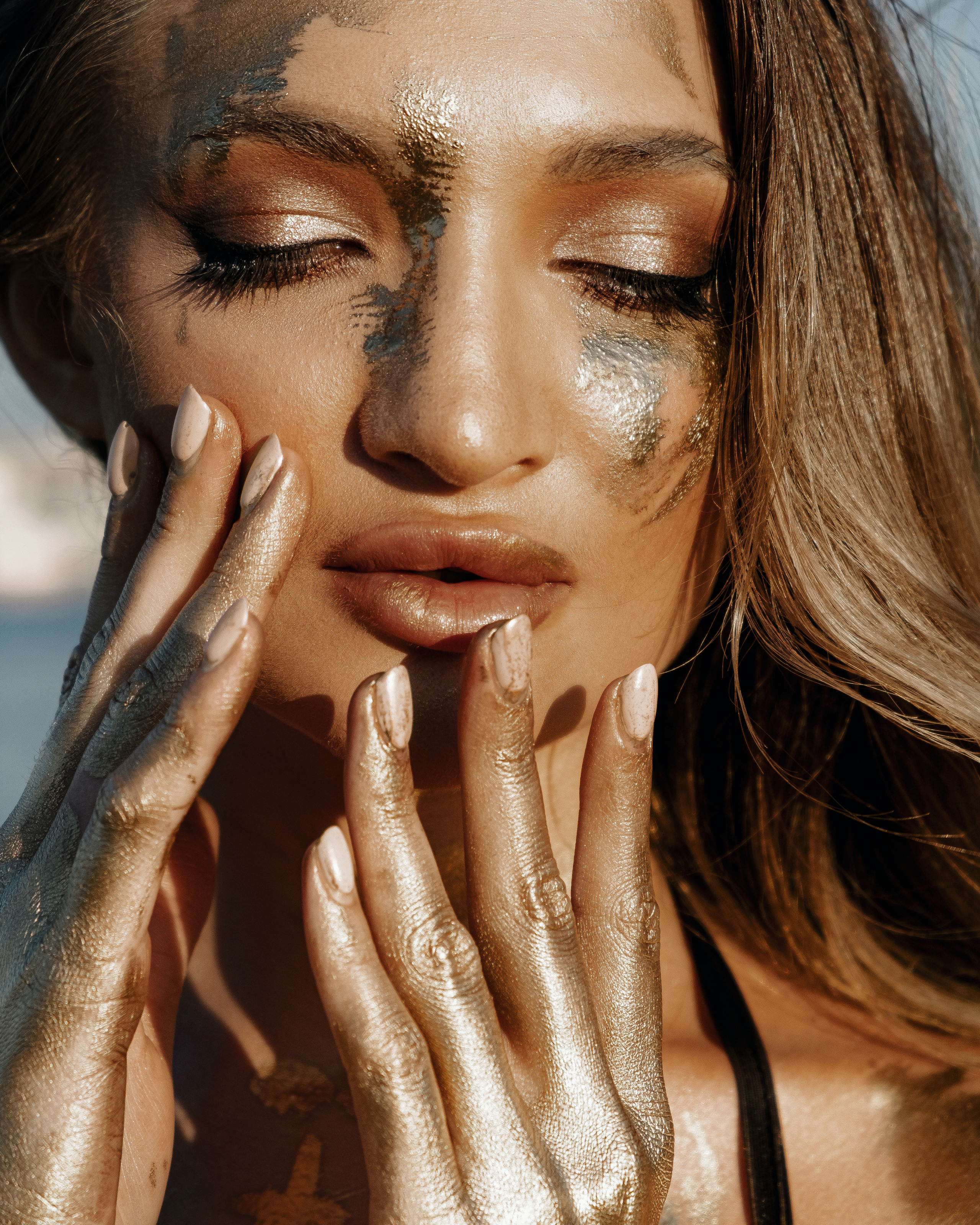 Фотосессия девушки в золотой краске на пляже