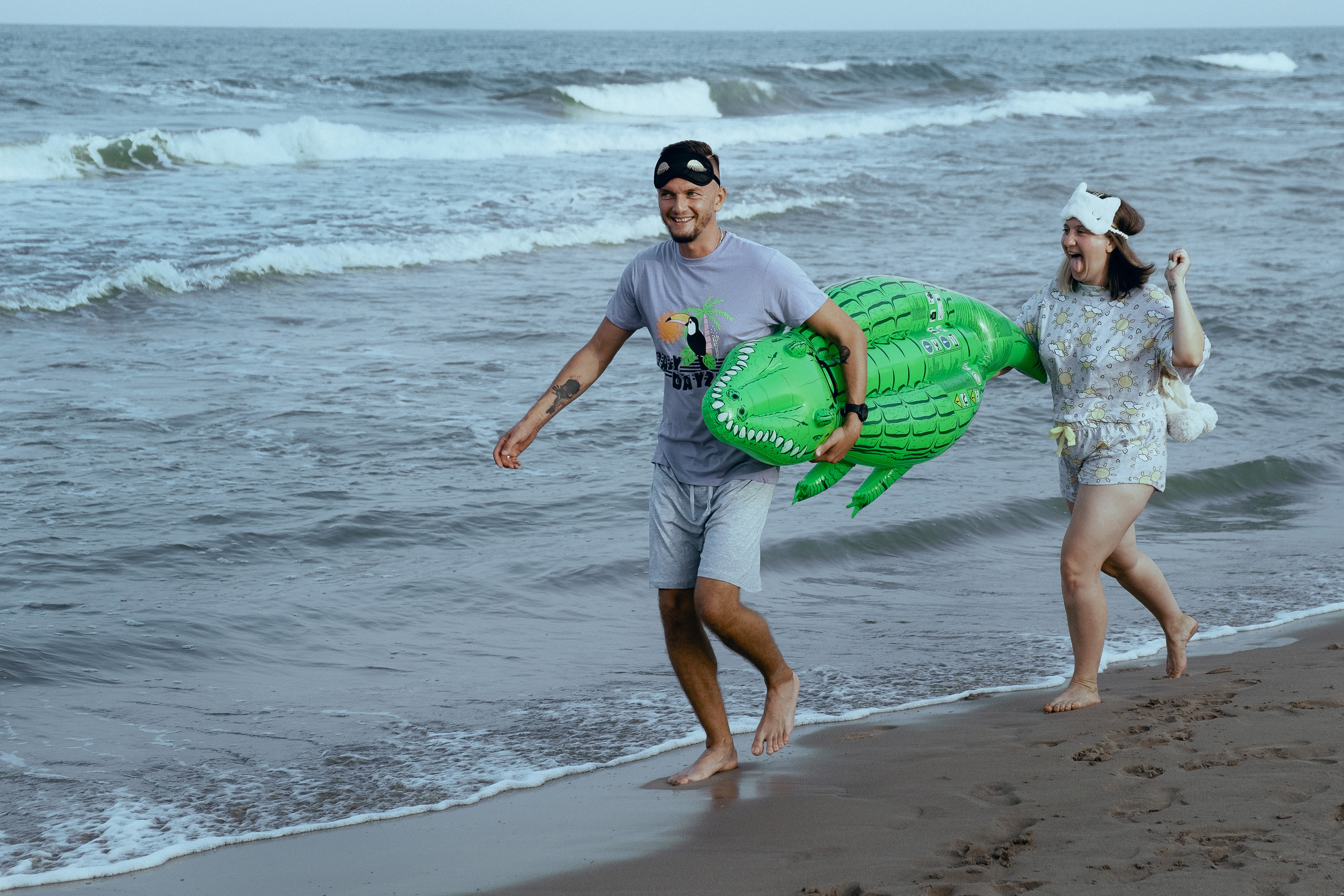 Crazy love story on the beach with an inflatable crocodile