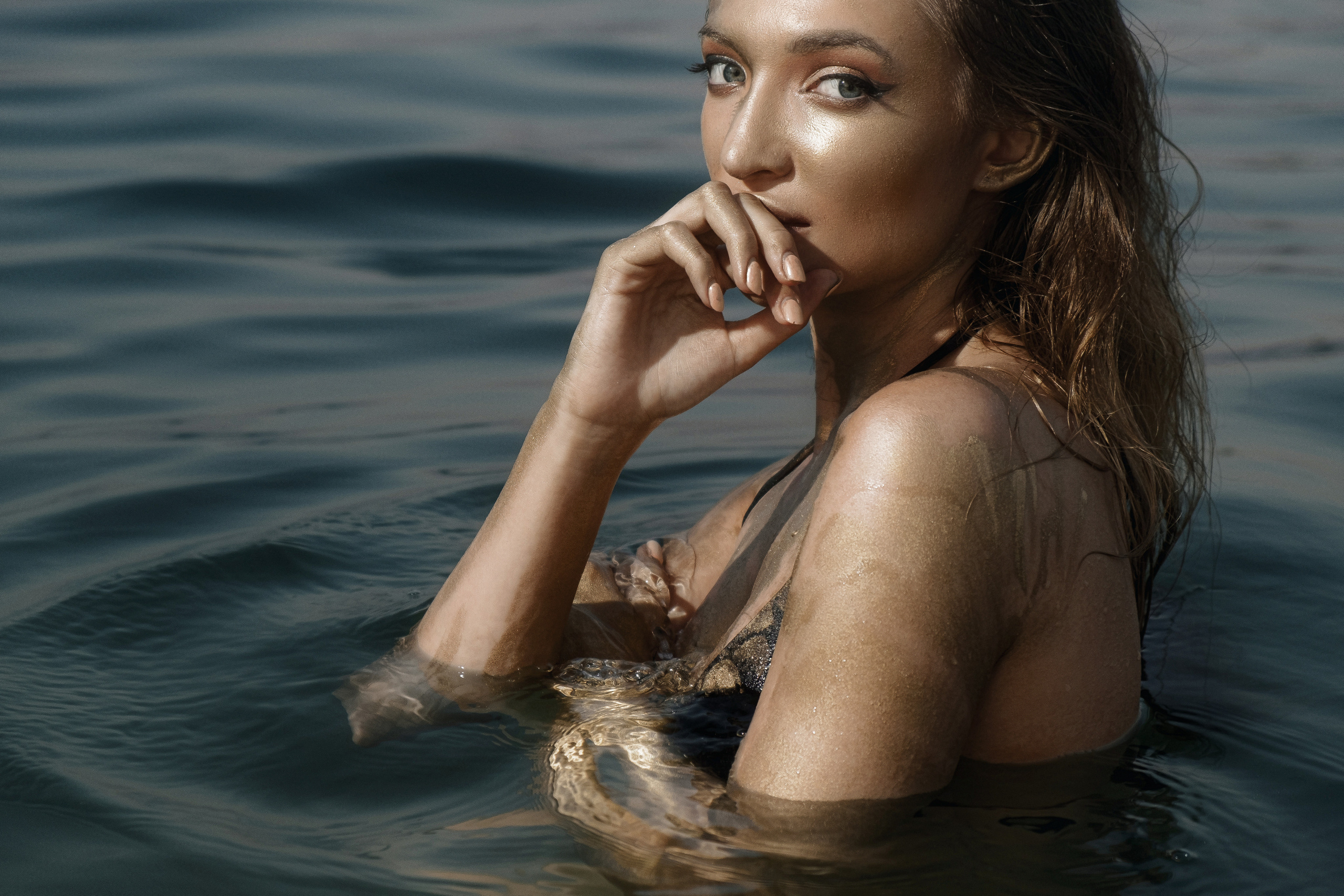 Фотосессия девушки в золотой краске на пляже