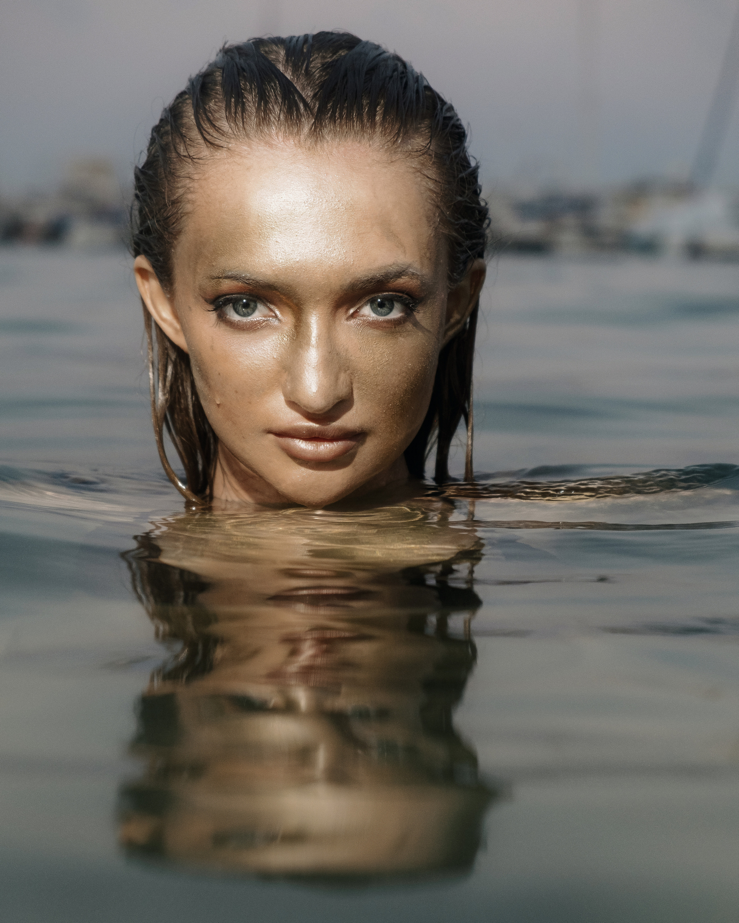 Фотосессия девушки в золотой краске на пляже