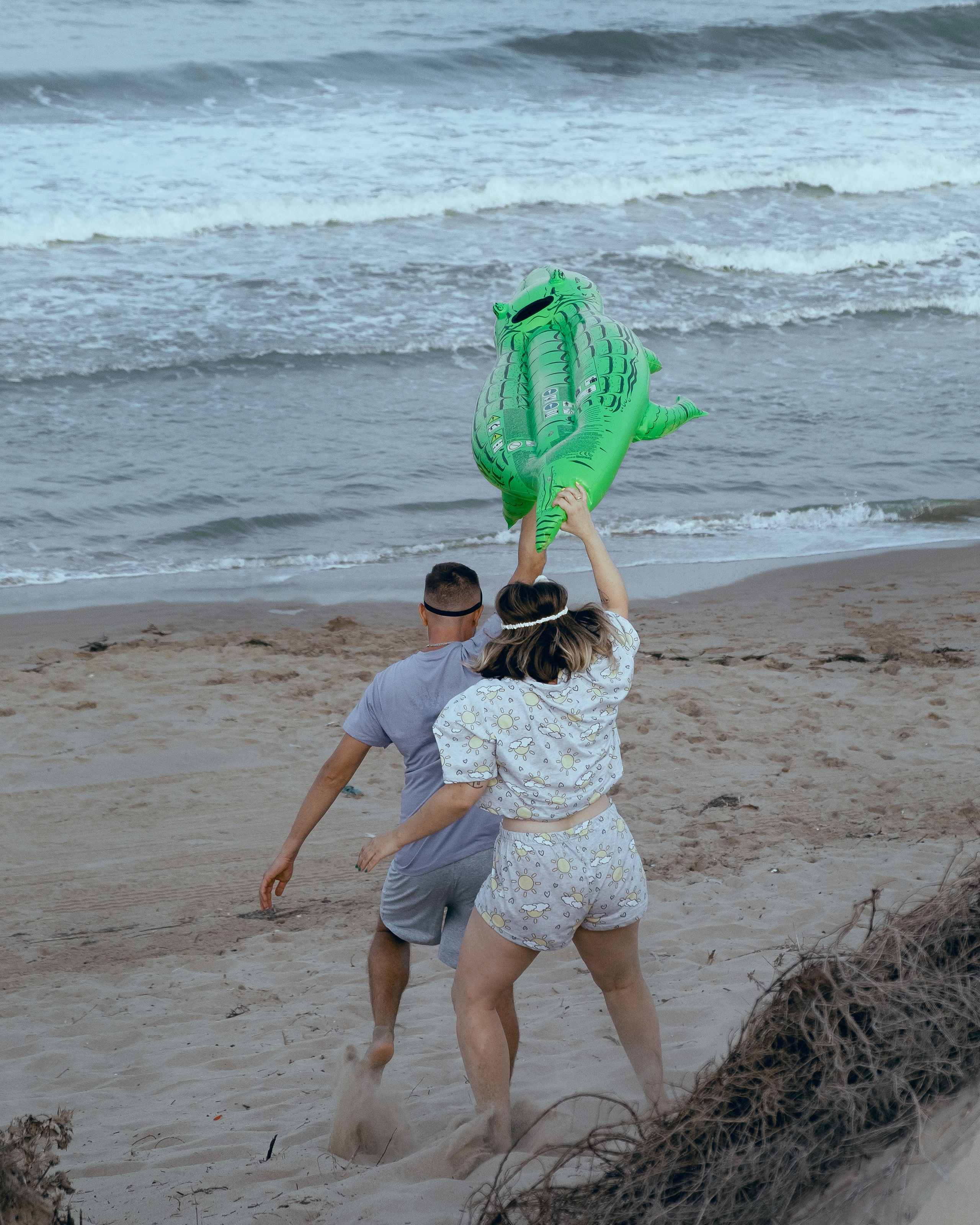 Crazy love story on the beach with an inflatable crocodile