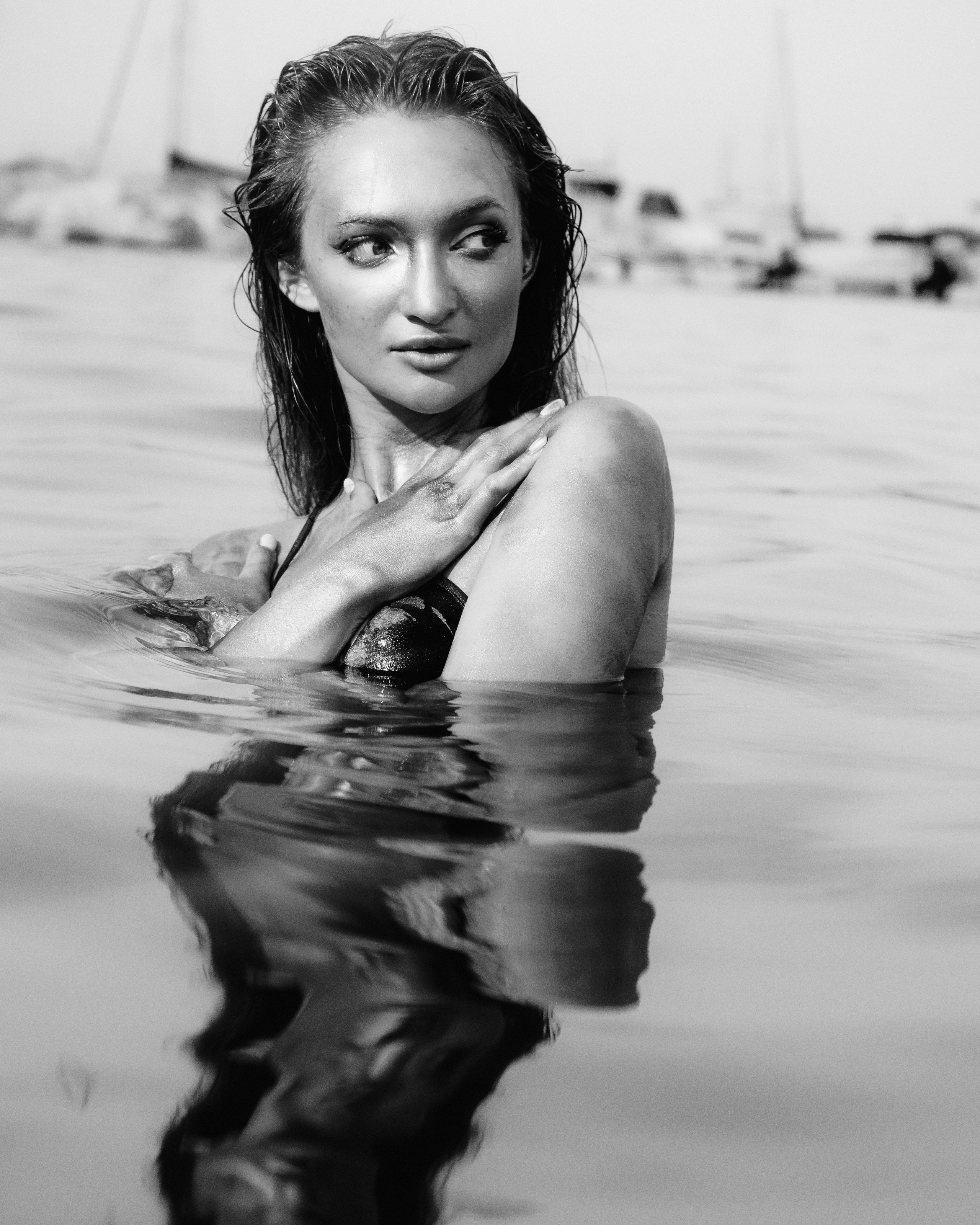 Фотосессия девушки в золотой краске на пляже