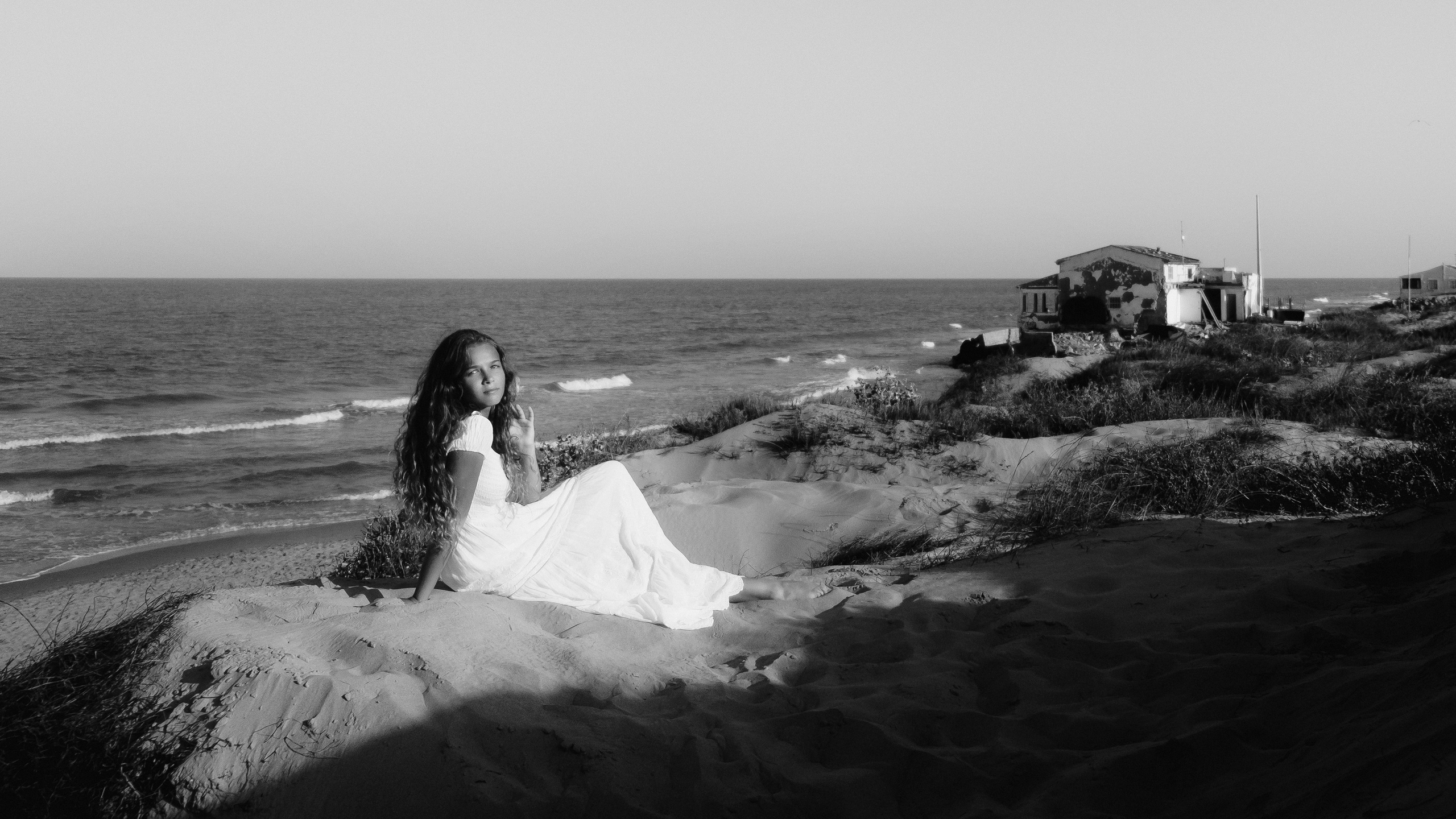Gentle photo session in the dunes by the sea