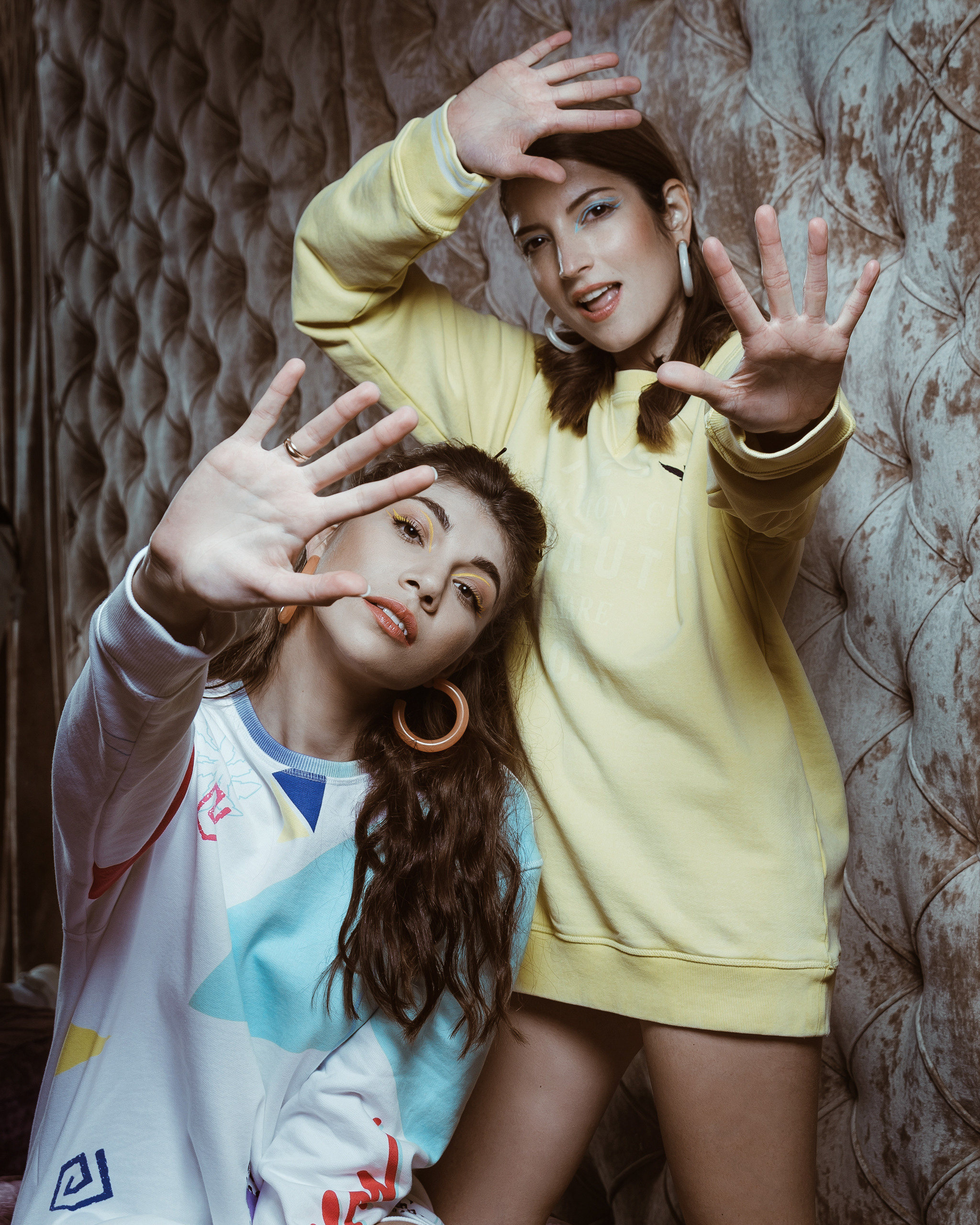 Фотосессия девушек в примерочной магазина Via di Milano