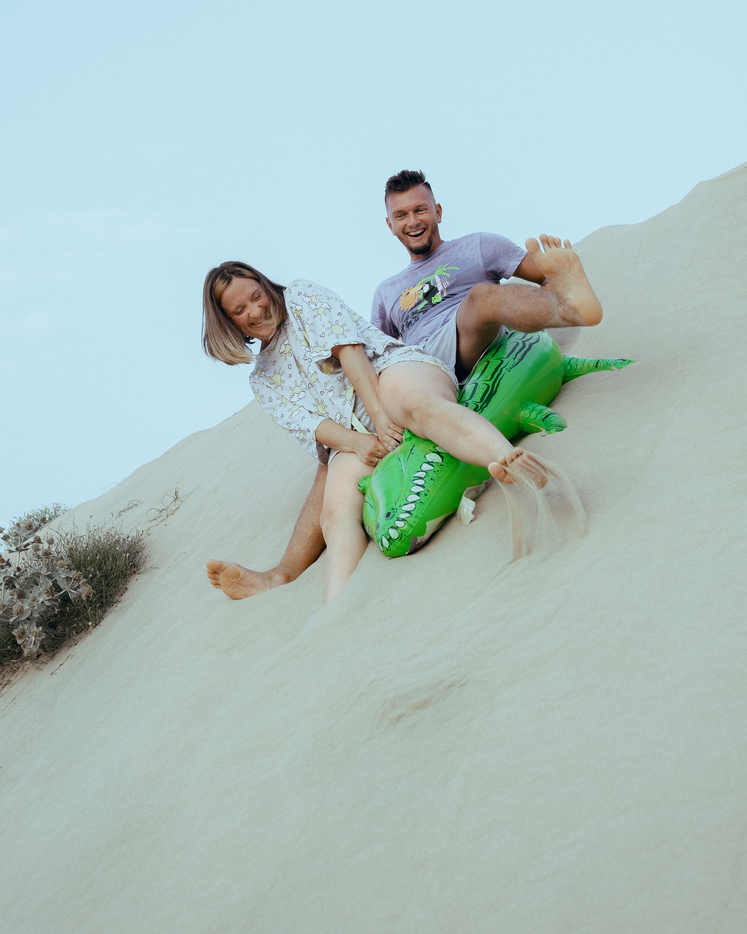 Crazy love story on the beach with an inflatable crocodile