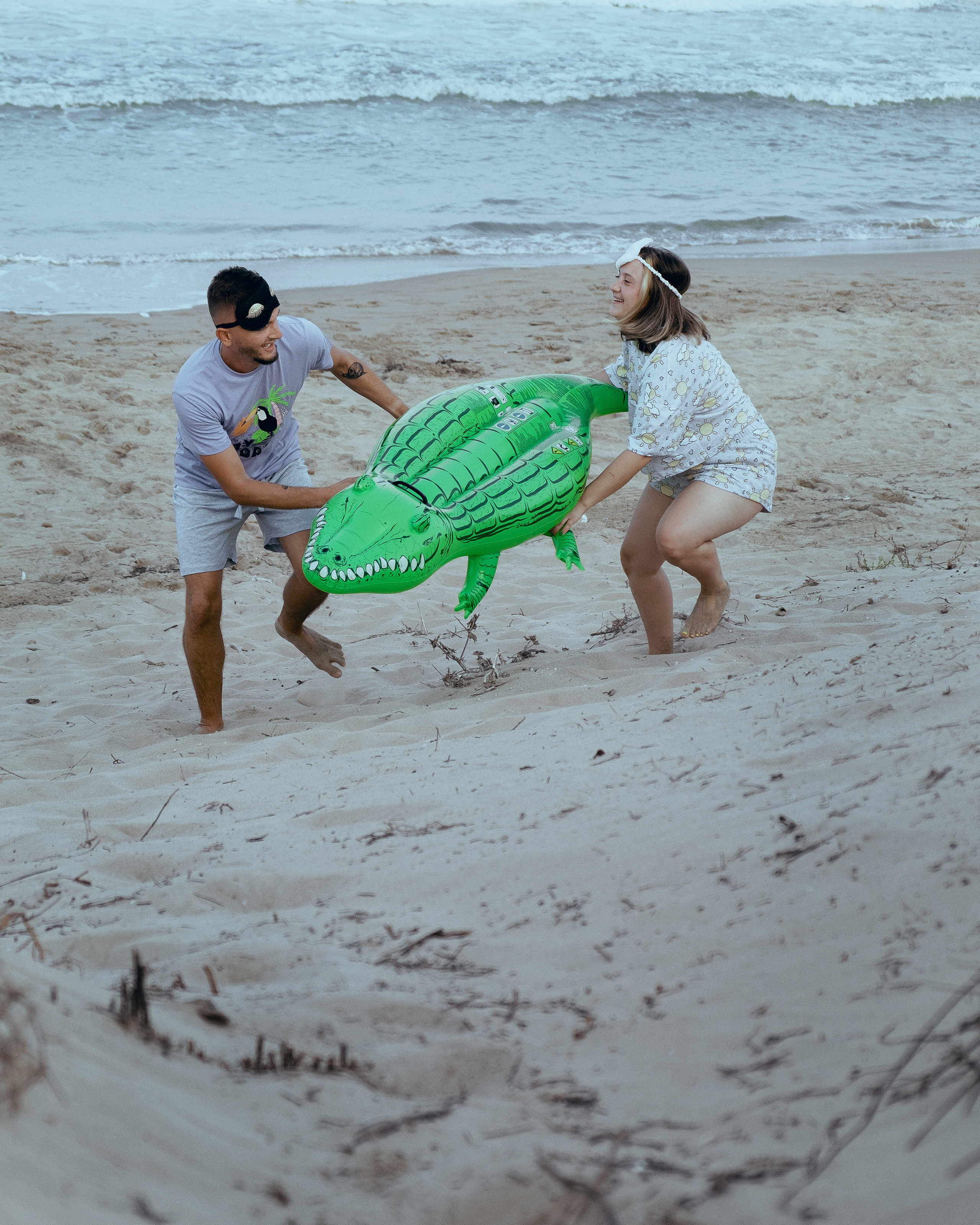 Crazy love story on the beach with an inflatable crocodile