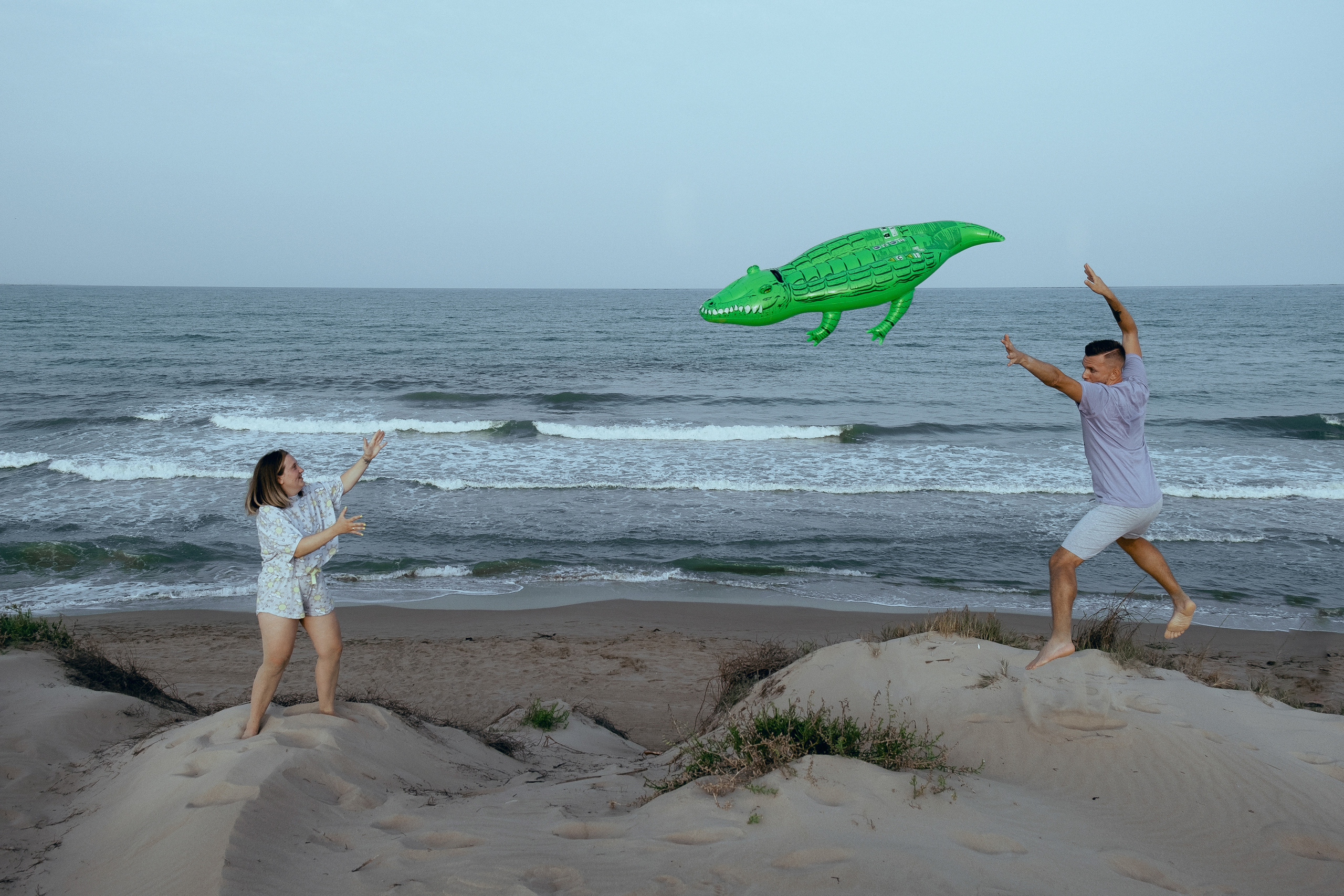 Crazy love story on the beach with an inflatable crocodile