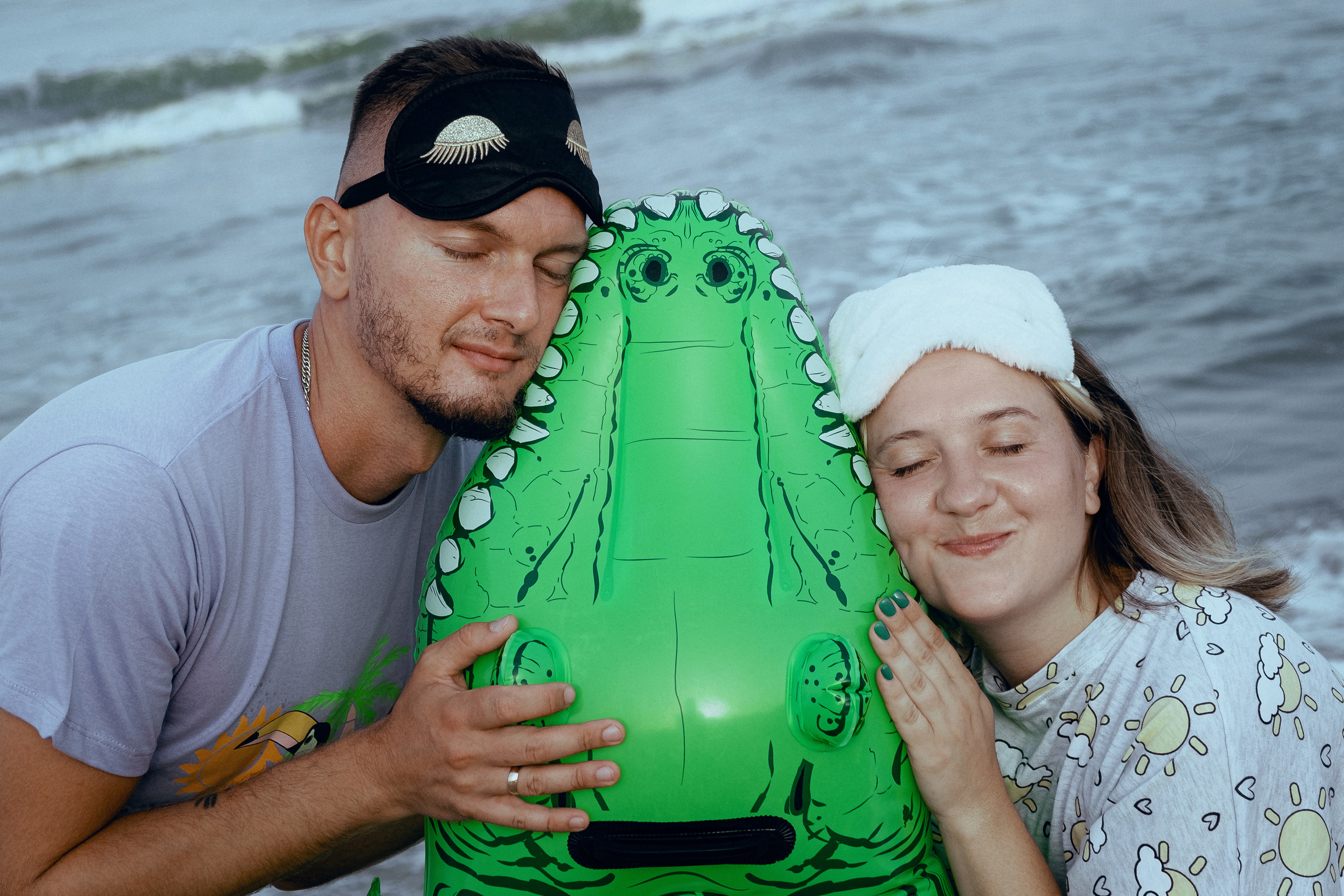 Crazy love story on the beach with an inflatable crocodile