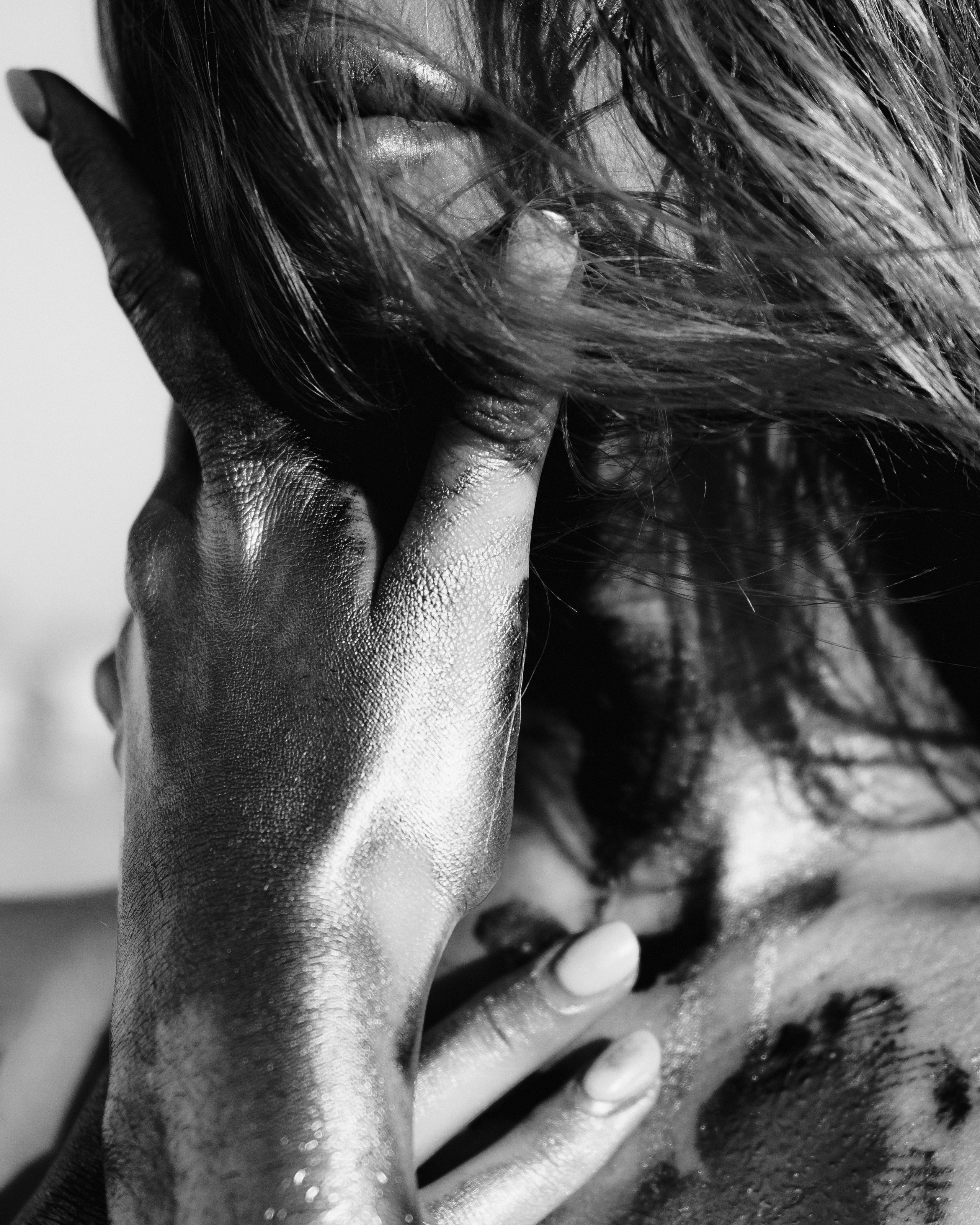 Фотосессия девушки в золотой краске на пляже