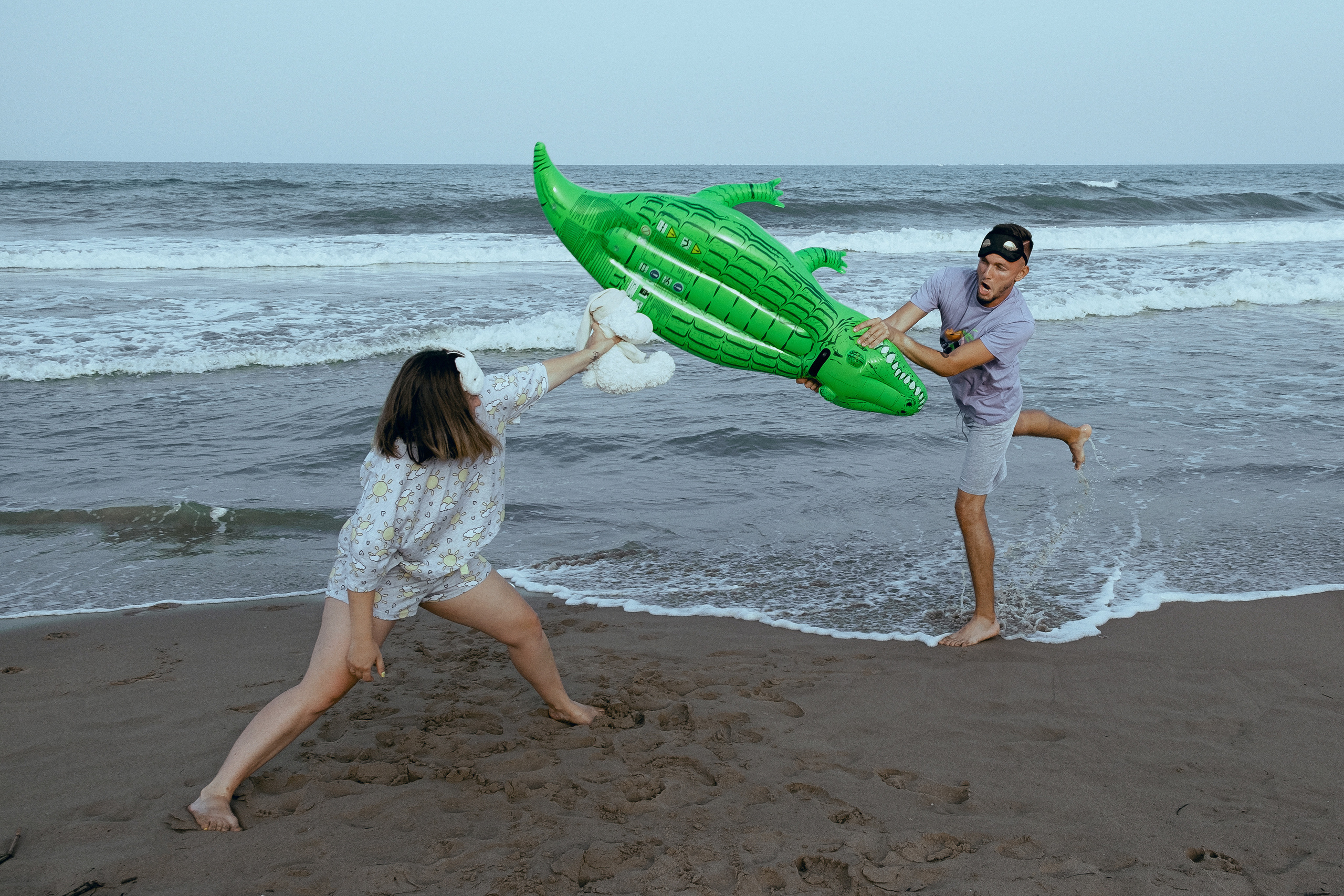 Crazy love story on the beach with an inflatable crocodile