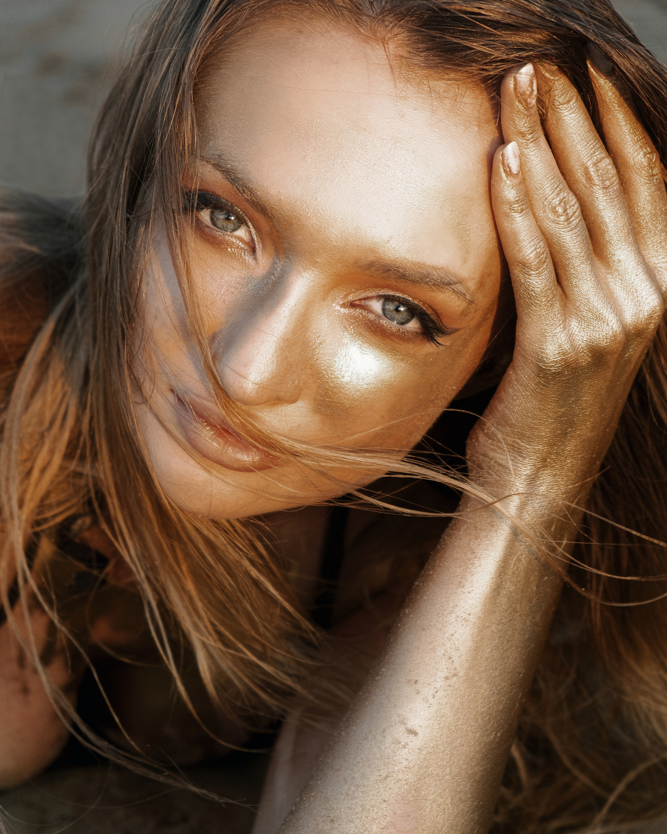 Фотосессия девушки в золотой краске на пляже