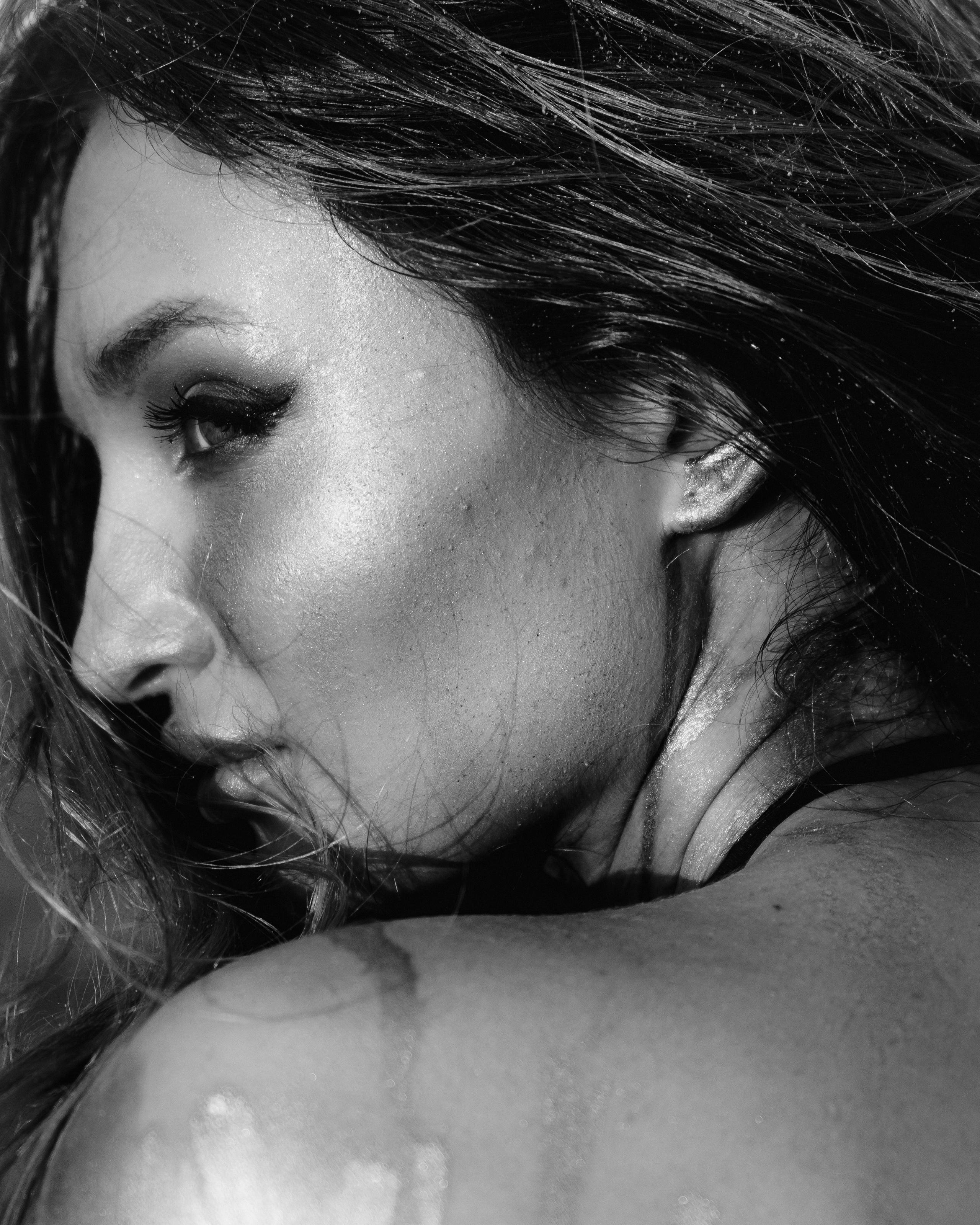 Фотосессия девушки в золотой краске на пляже