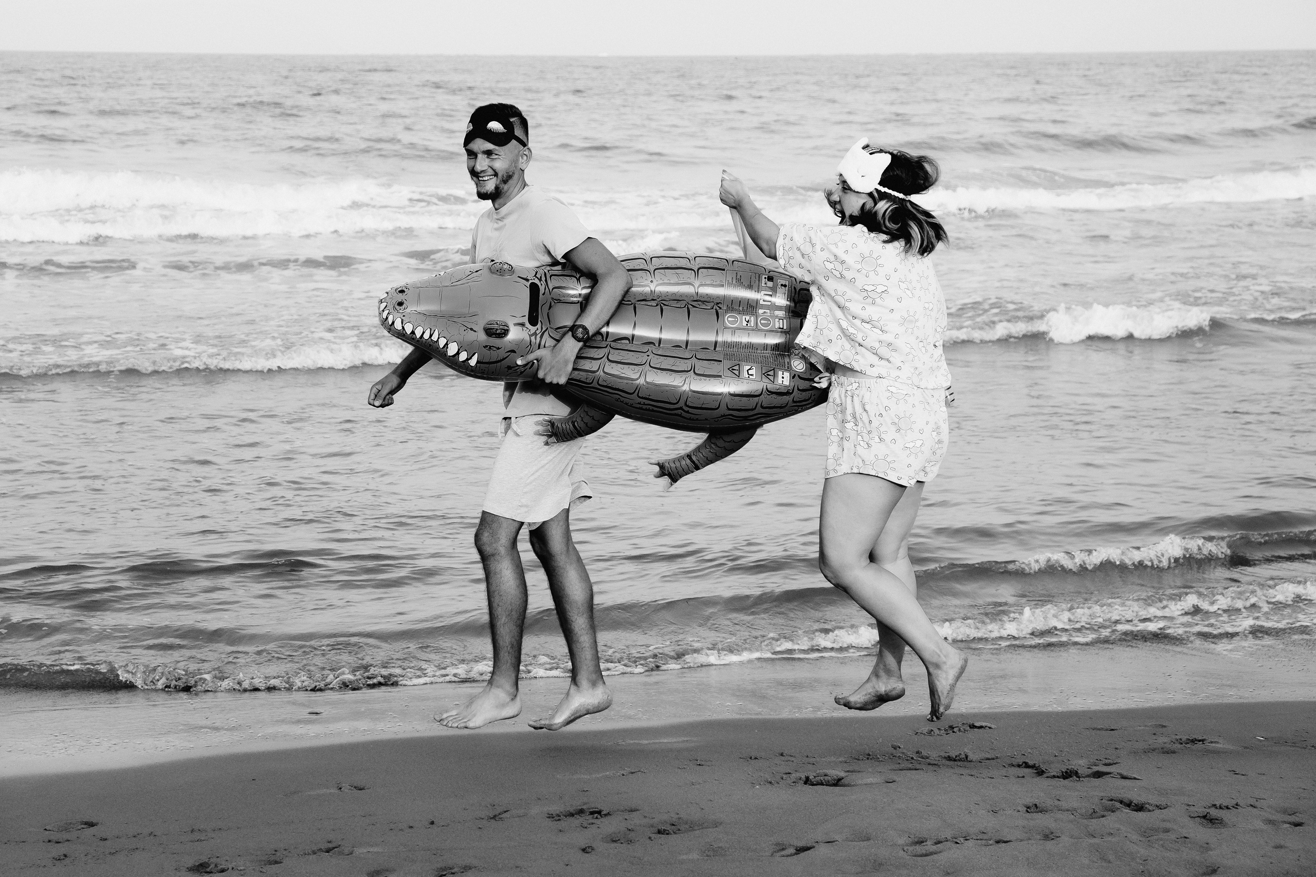 Crazy love story on the beach with an inflatable crocodile