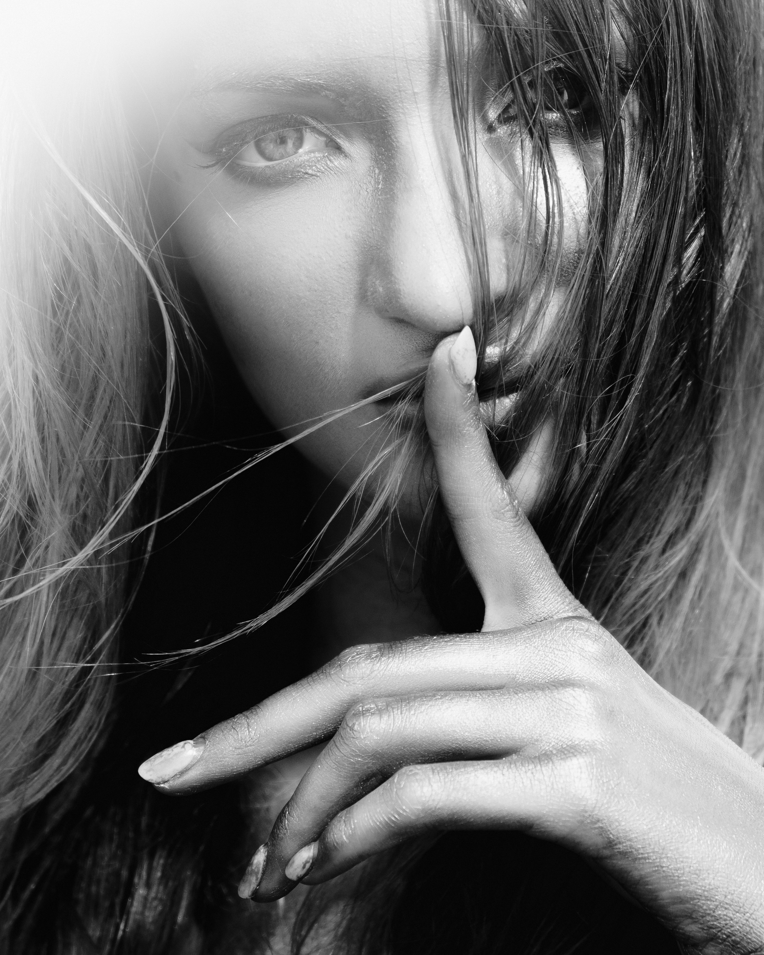 Фотосессия девушки в золотой краске на пляже