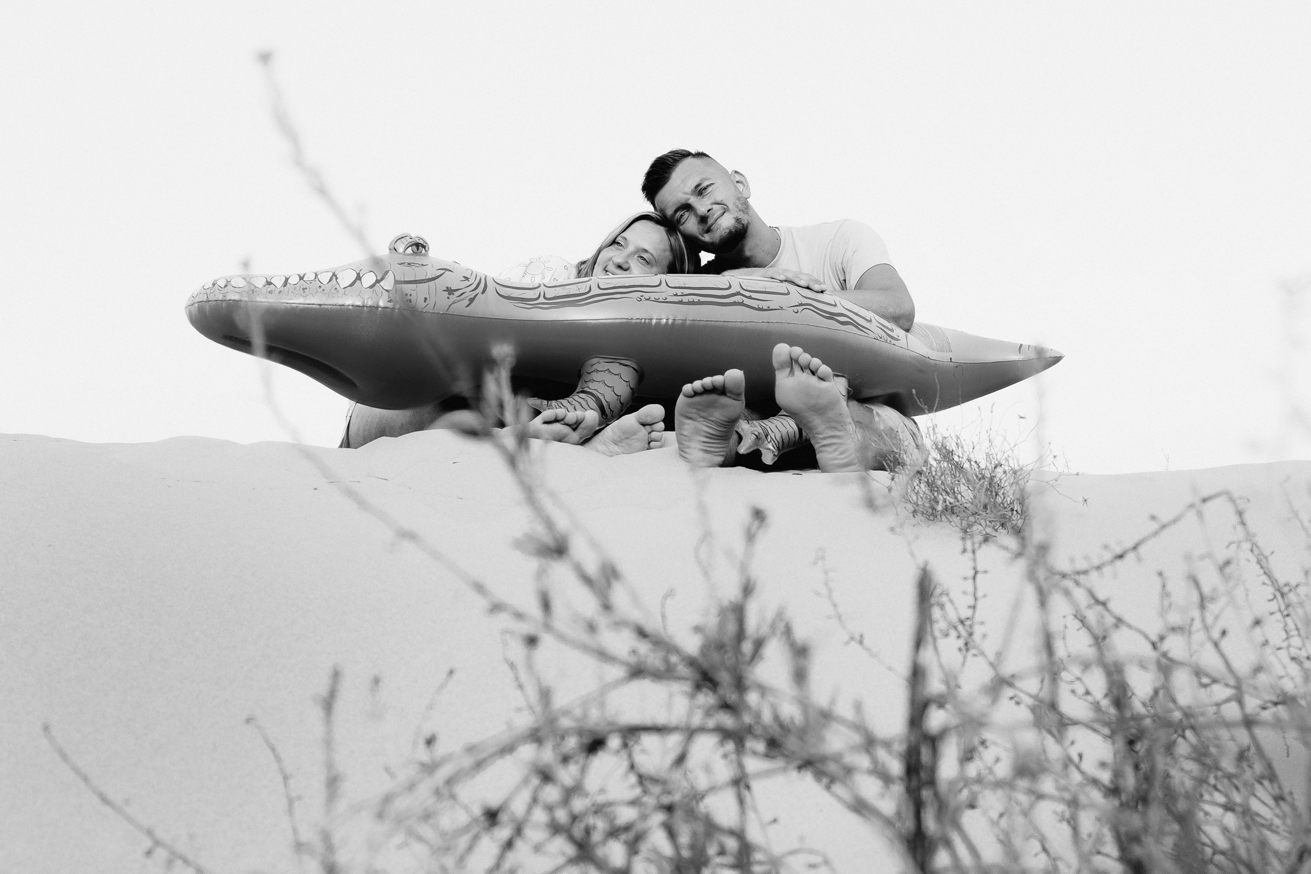 Crazy love story on the beach with an inflatable crocodile