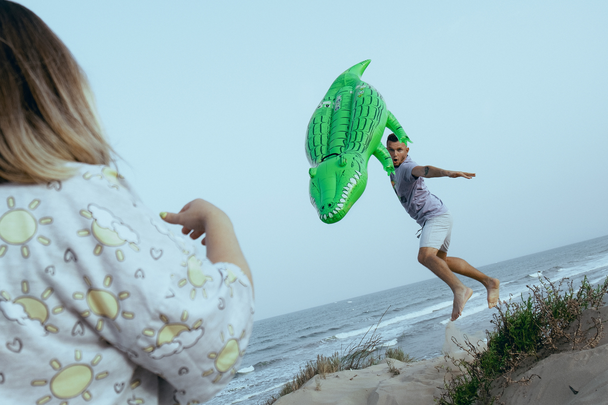 Crazy love story on the beach with an inflatable crocodile