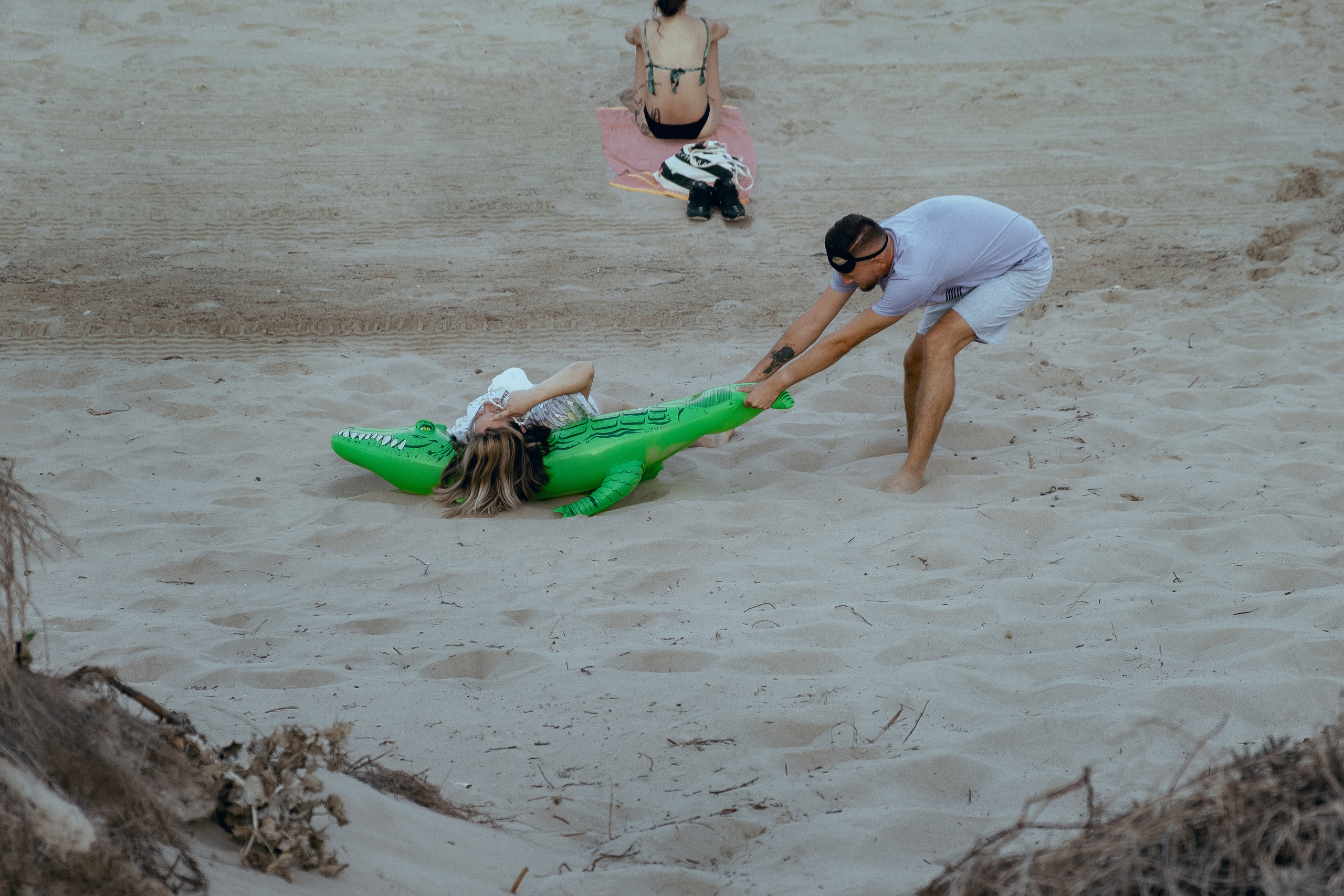 Crazy love story on the beach with an inflatable crocodile