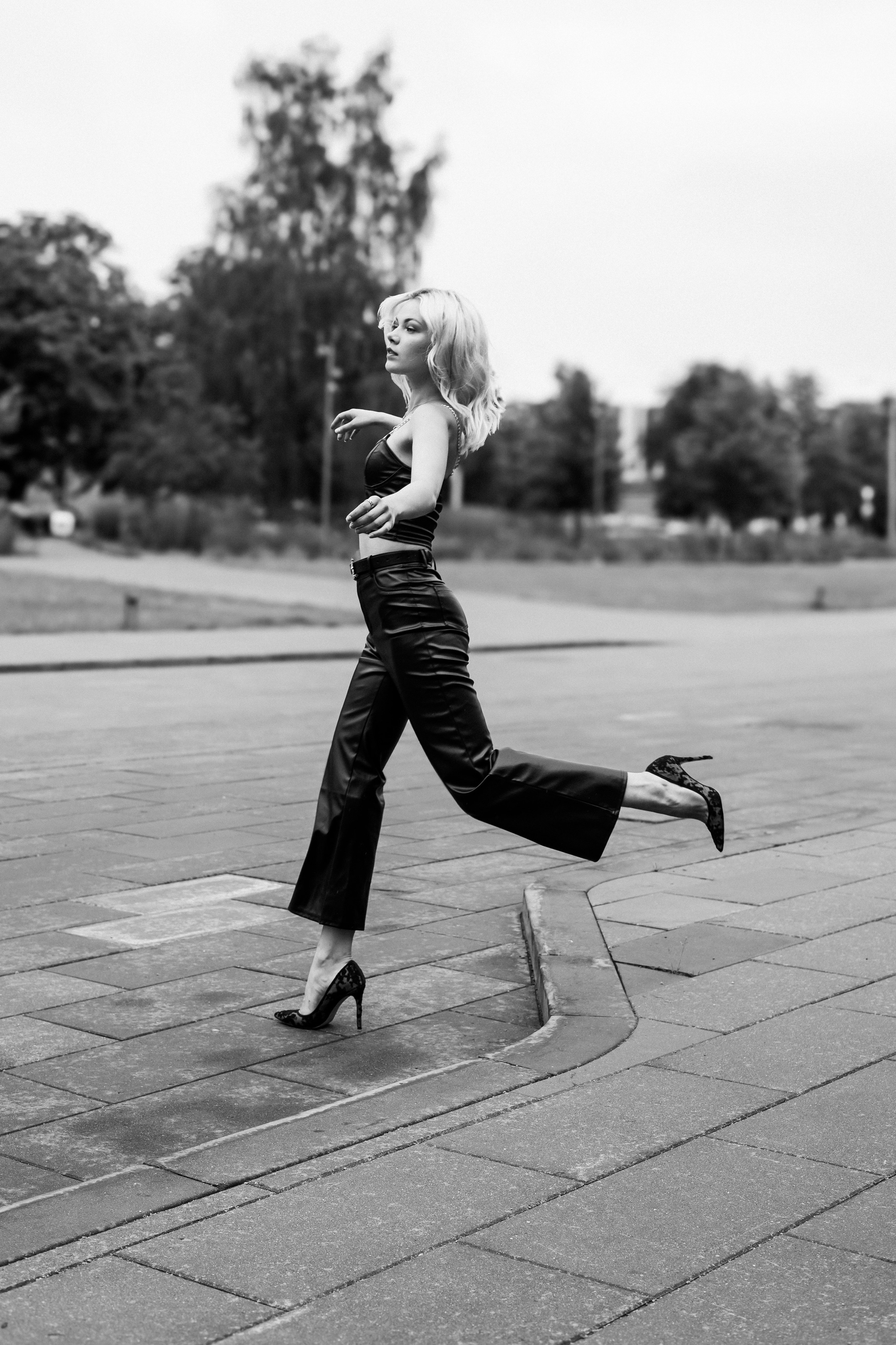 Portreta fotosesijas sievietei pilsētvidē