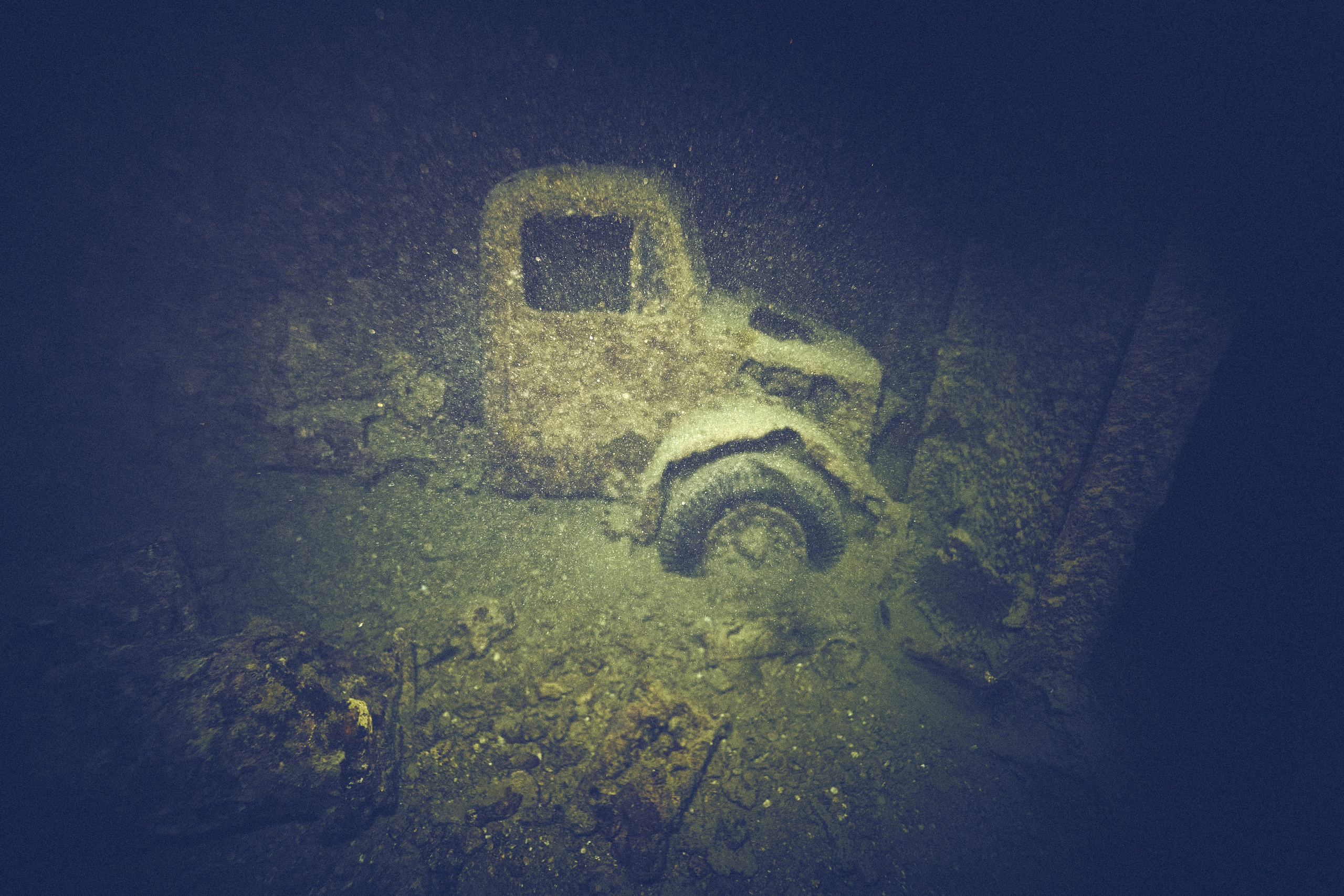 Underwater photographer Andriej Szypilow - photos of the mysterious SS Thistlegorm - sunken ship in the red sea