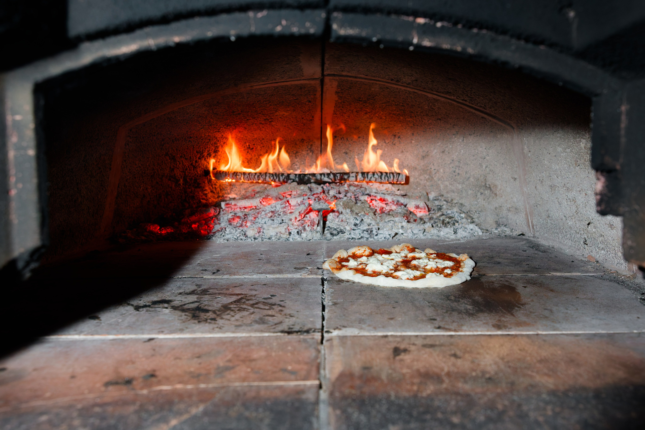 Pizza Party at Tenuta Massini, Florence, Italy. Destination Wedding Photographer — Nikita Burtsev
