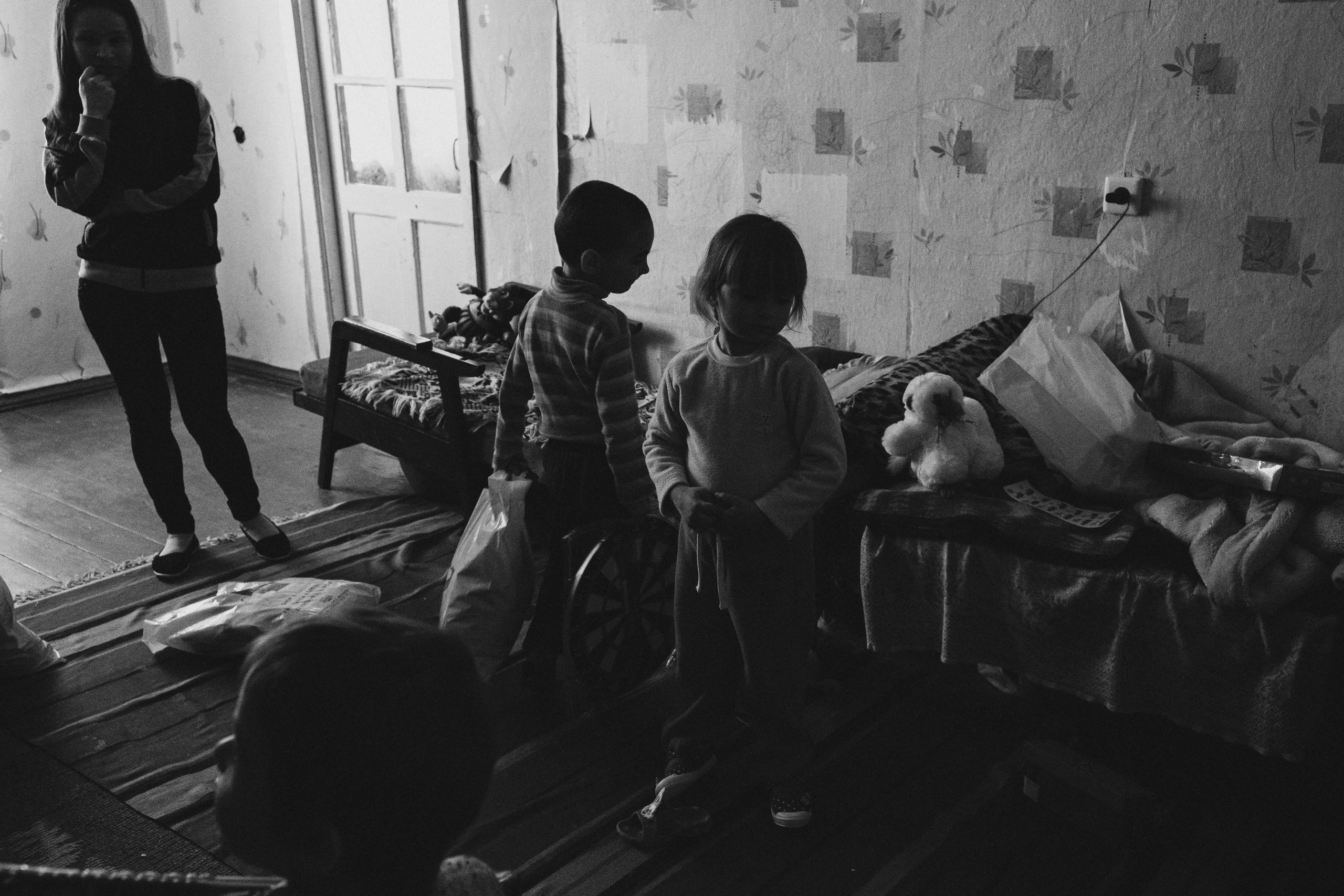 чёрно-белая социальная документальная фотография портрет дети четверо бедность мальчики девочки Фотограф в Ирландии