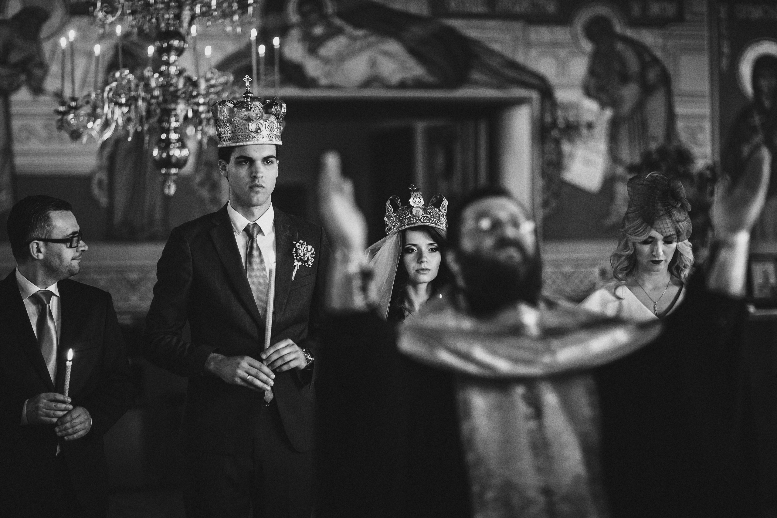 Фотограф в Ирландии чёрно-белая церковь венчание жених невеста любовь гости молитва батюшка